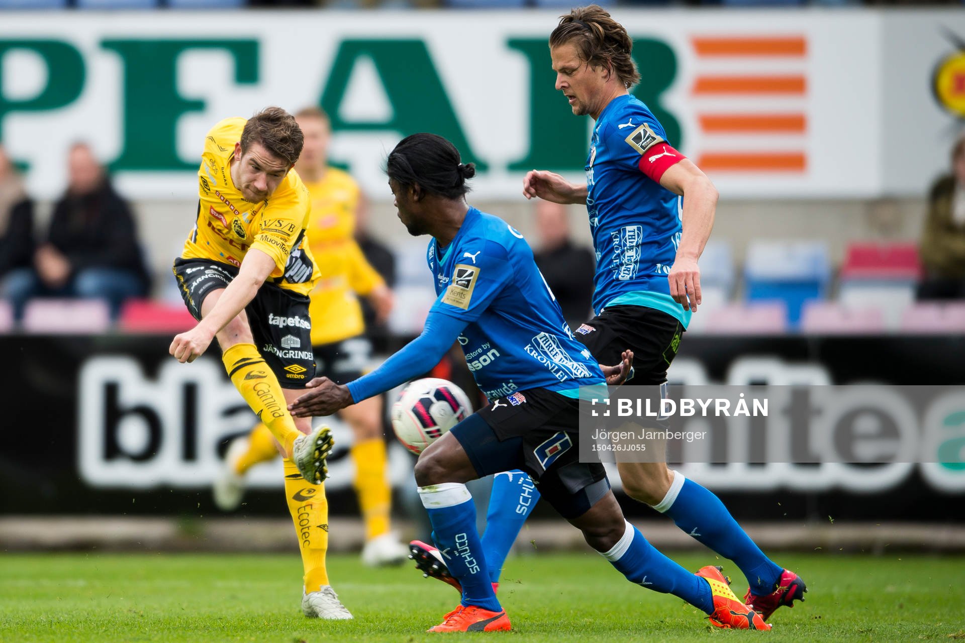 Elfsborgs Marcus Rohdén skjuter och Halmstads Joseph Baffo