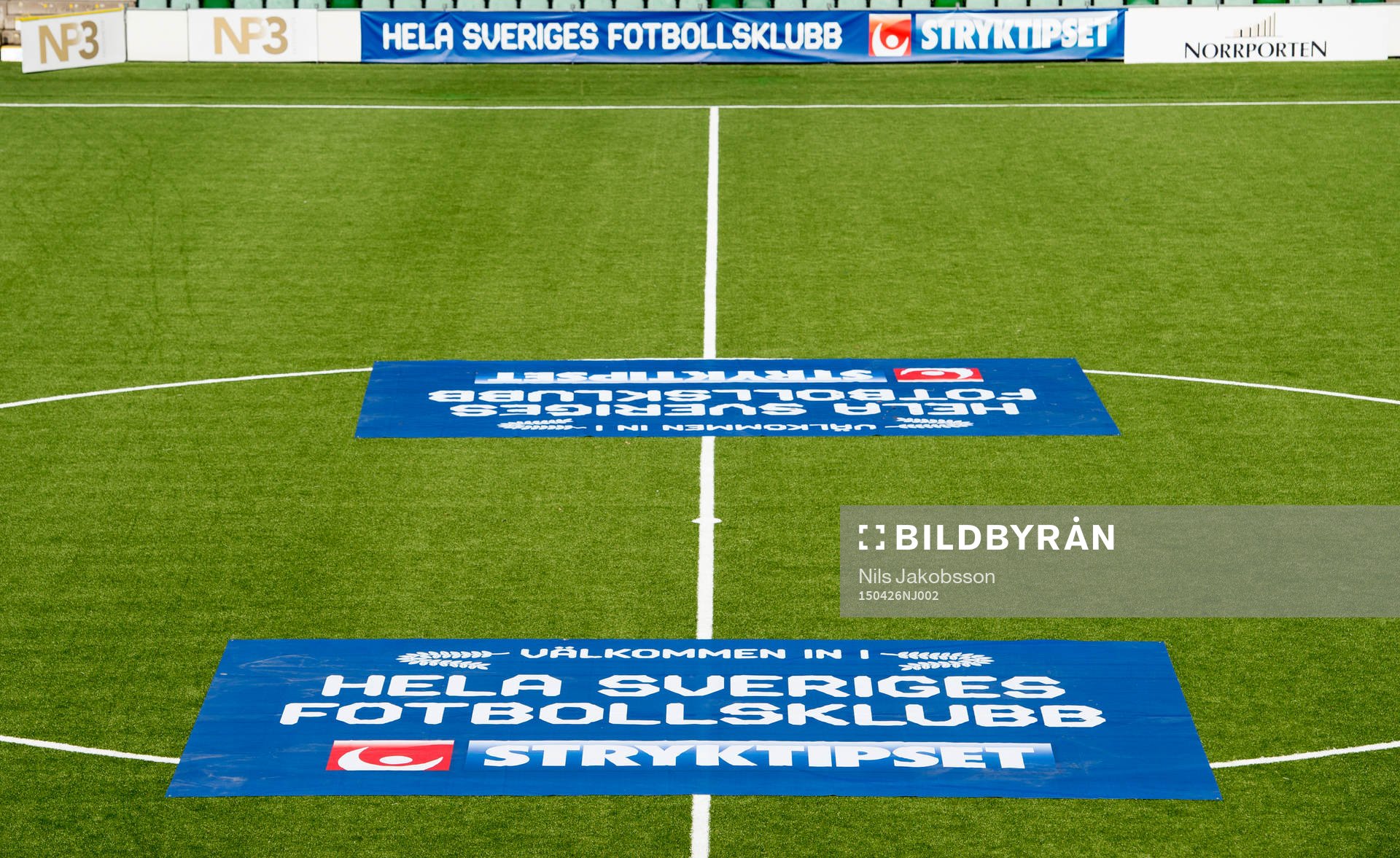 Svenska Spel har vepor på planen innan fotbollsmatchen i Allsvenskan mellan GIF Sundsvall och Djurgården den 26 april 2015 i Sundsvall.