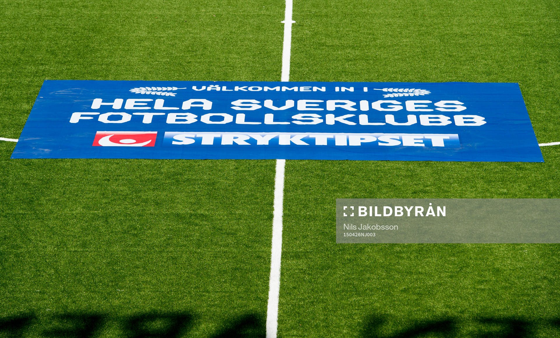 Svenska Spel har vepor på planen innan fotbollsmatchen i Allsvenskan mellan GIF Sundsvall och Djurgården den 26 april 2015 i Sundsvall.