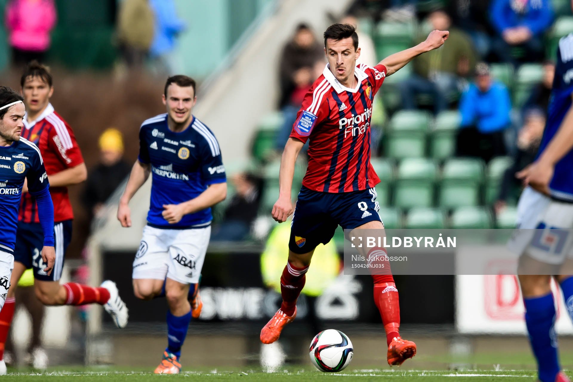 Djurgårdens Haris Radetinac under fotbollsmatchen i Allsvenskan mellan GIF Sundsvall och Djurgården den 26 april 2015 i Sundsvall.
