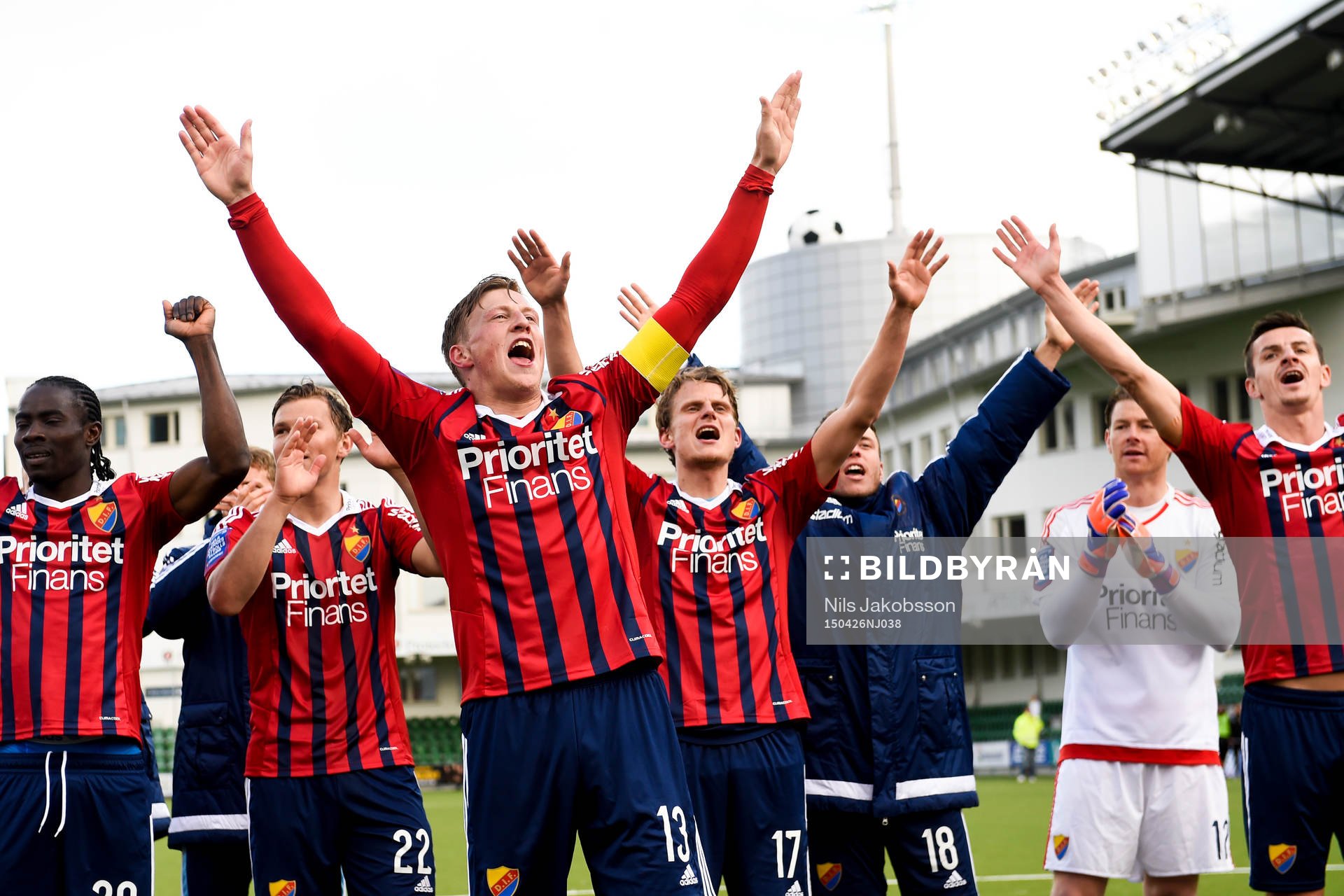 Djurgårdens spelare med Emil Bergström (m) jublar