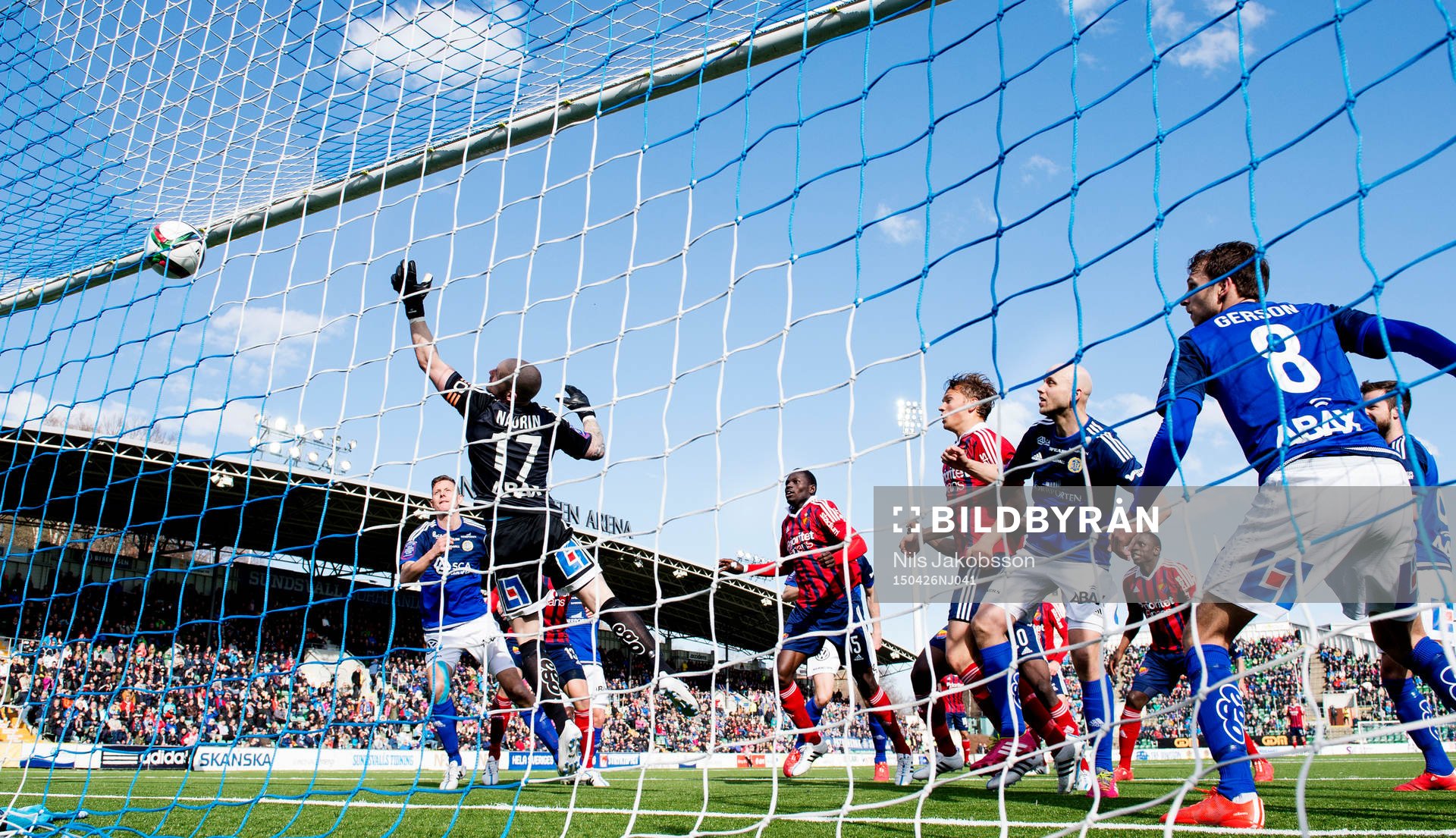 Djurgårdens Omar Colley nickar in 0-1 och Sundsvalls