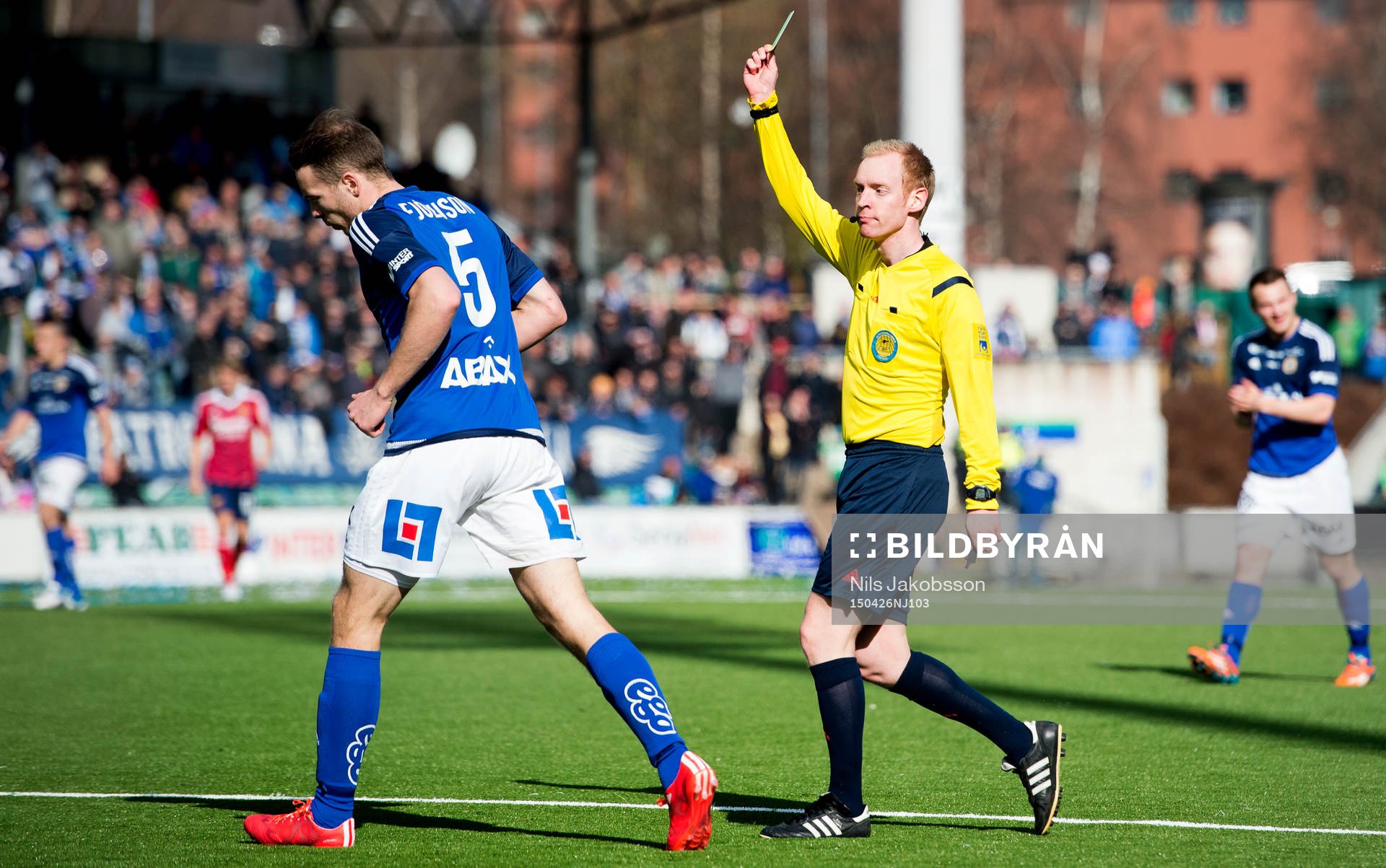 Domare Per Melin ger gult kort till Sundsvalls Jon Gudni