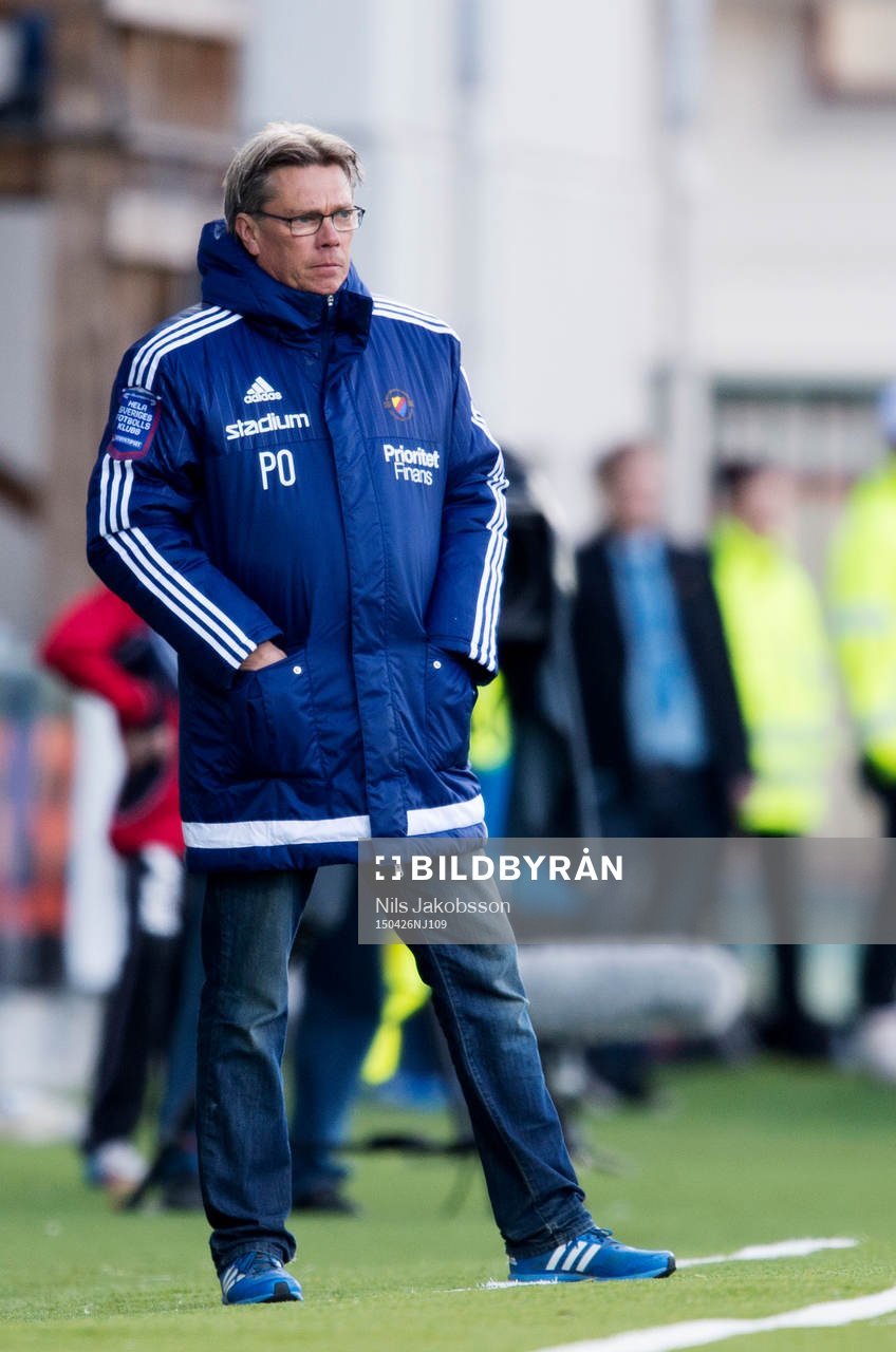 Djurgårdens tränare Per Olsson under fotbollsmatchen i Allsvenskan mellan GIF Sundsvall och Djurgården den 26 april 2015 i Sundsvall.