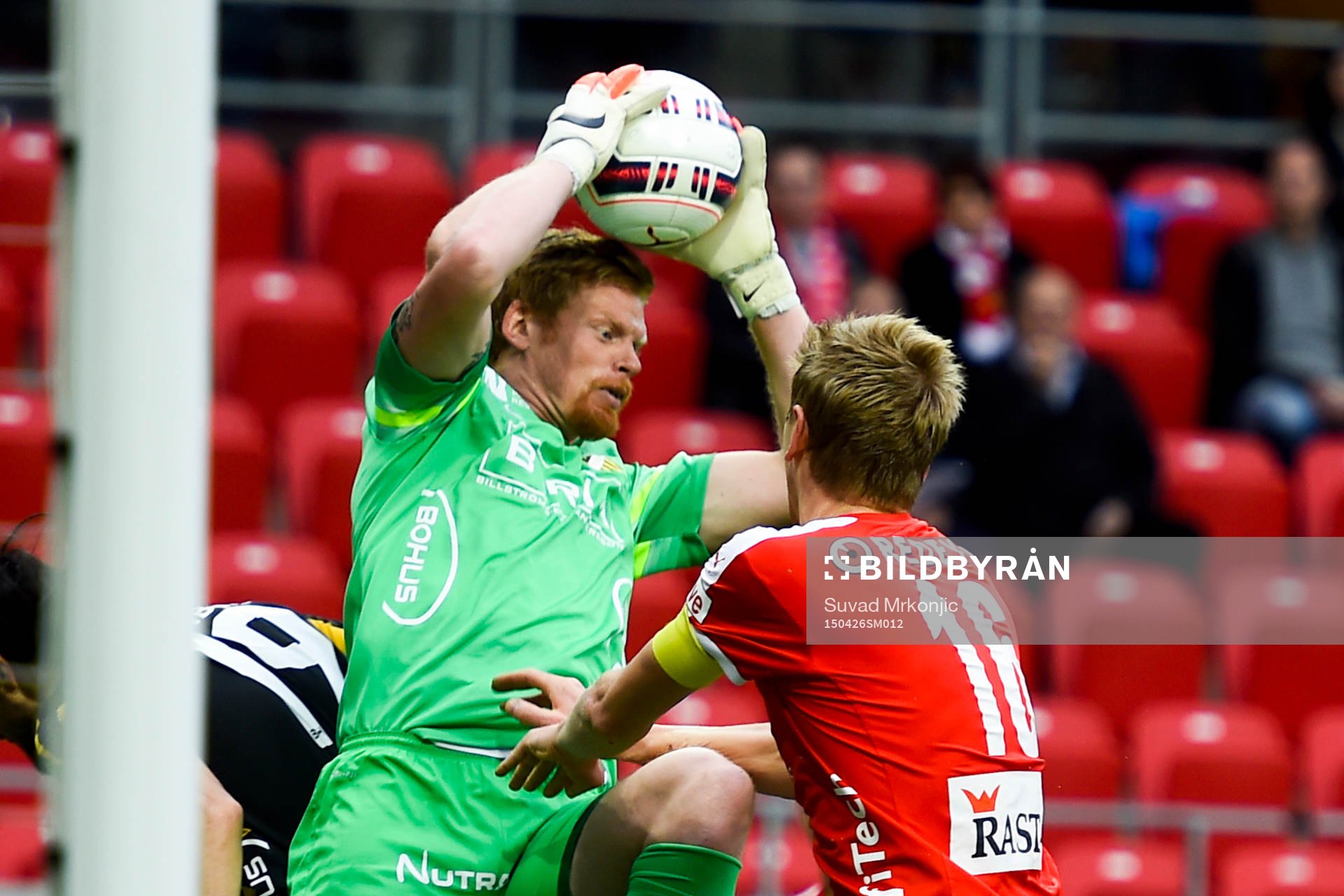 Häckens målvakt Christoffer Källqvist plockar bollen