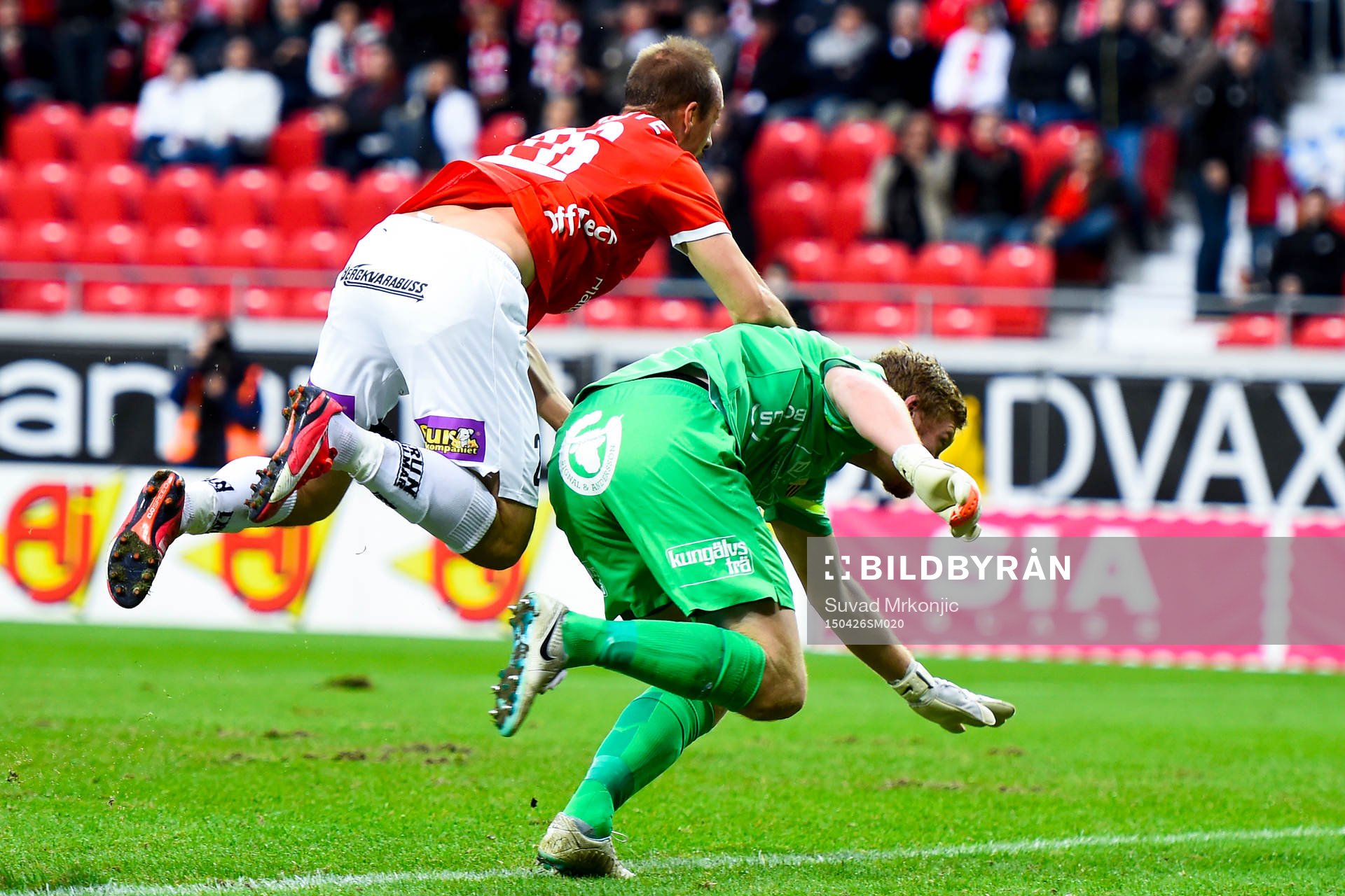 Kalmars Pär Ericsson krockar med Häckens målvakt