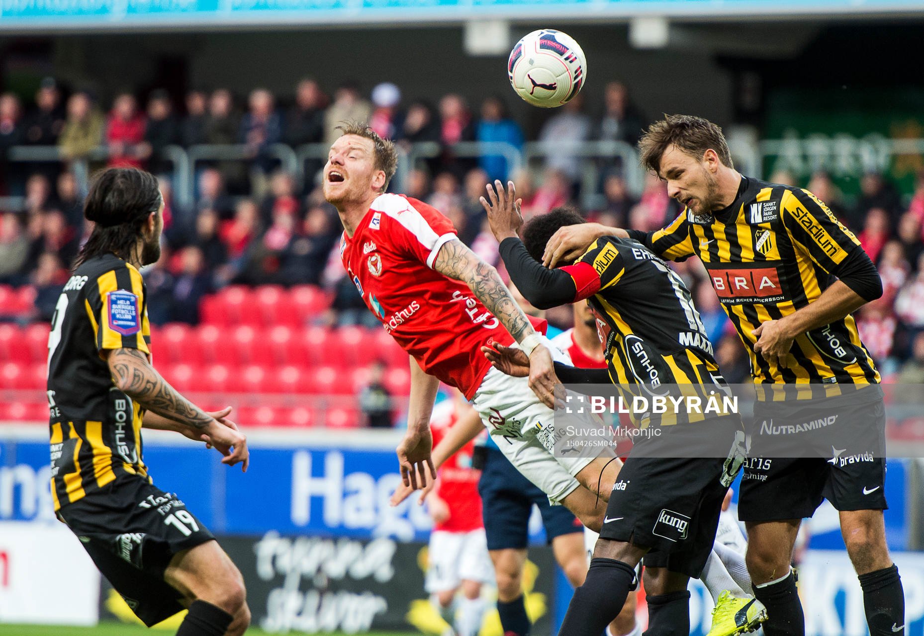 Häckens Leonard Zuta (v) och Kalmars Marcus Nilsson samt