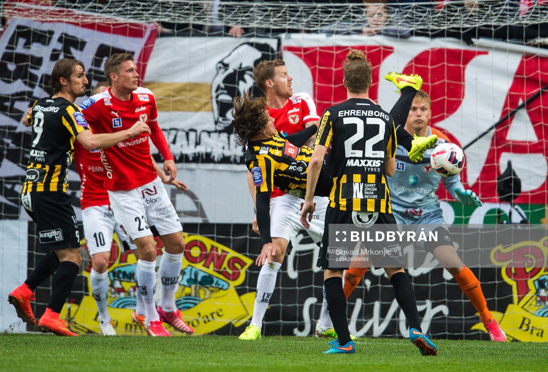Häckens Diego Lugano och Kalmars Marcus Nilsson i kamp om bollen under fotbollsmatchen i Allsvenskan mellan Kalmar och Häcken den 26 april 2015 i Kalmar.