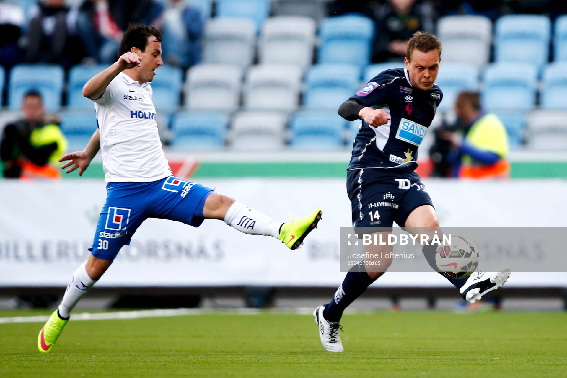 Norrköpings Nikola Tkalcic och Gefles Jens Portin under fotbollsmatchen i Allsvenskan mellan Norrköping och Gefle den 27 april 2015 i Norrköping.