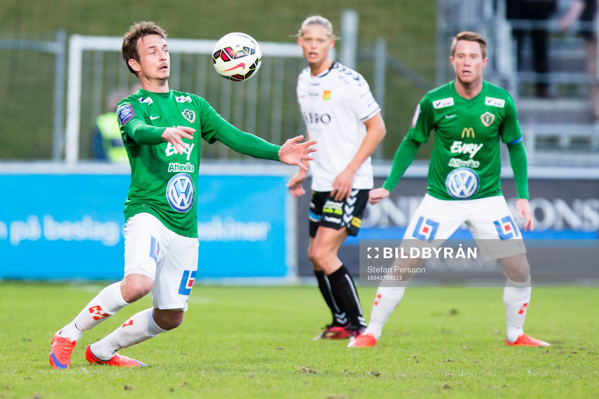 Jönköpings Södras Daryl Smylie tar ned bollen, Gais Emil