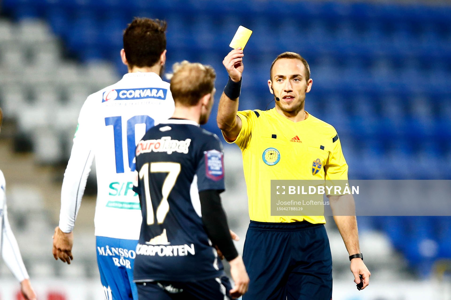 Norrköpings Emir Kujovic får gult kort av domaren Kaspar Sjöberg under fotbollsmatchen i Allsvenskan mellan Norrköping och Gefle den 27 april 2015 i Norrköping.