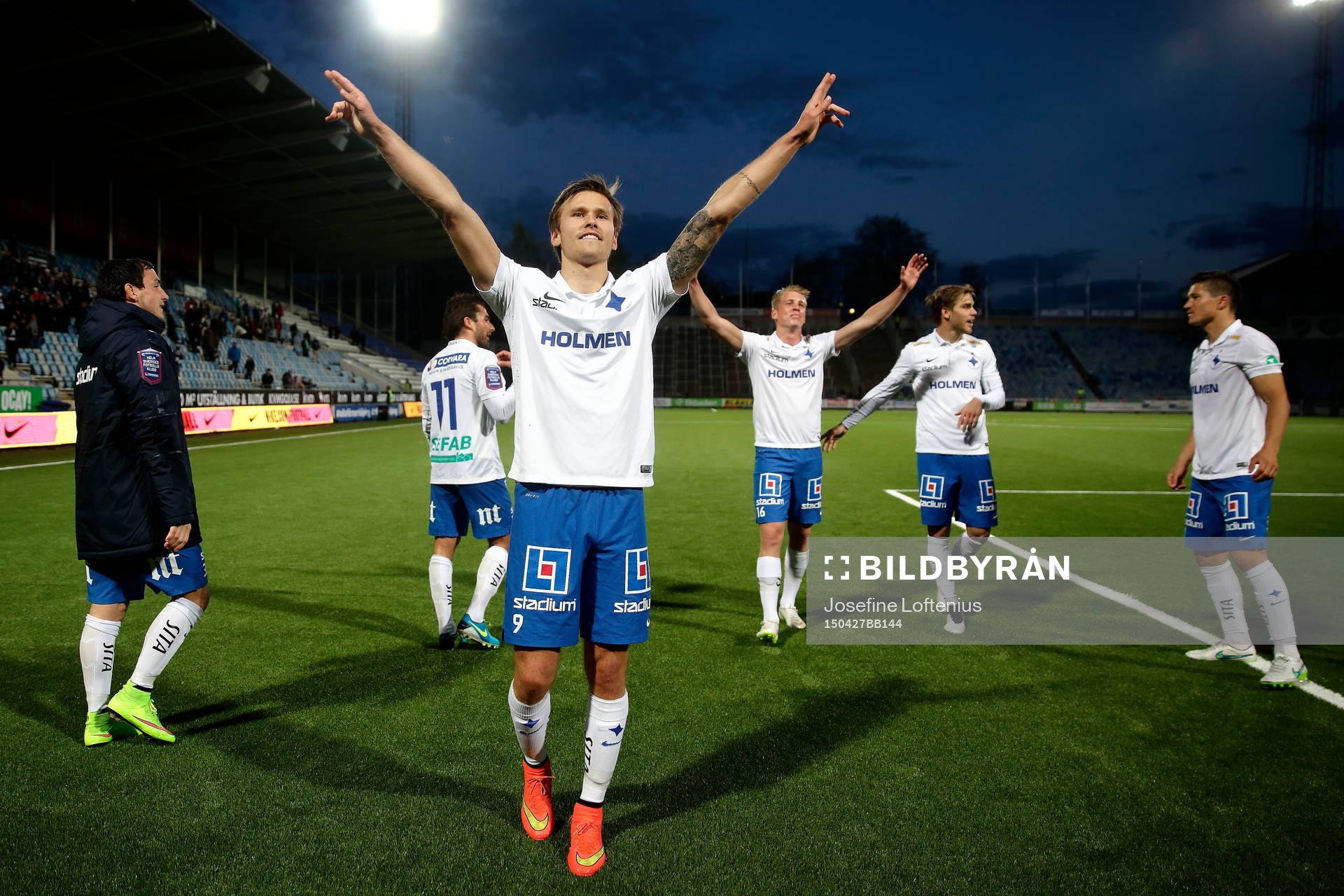Norrköpings Arnór Ingvi Traustason jublar och tackar
