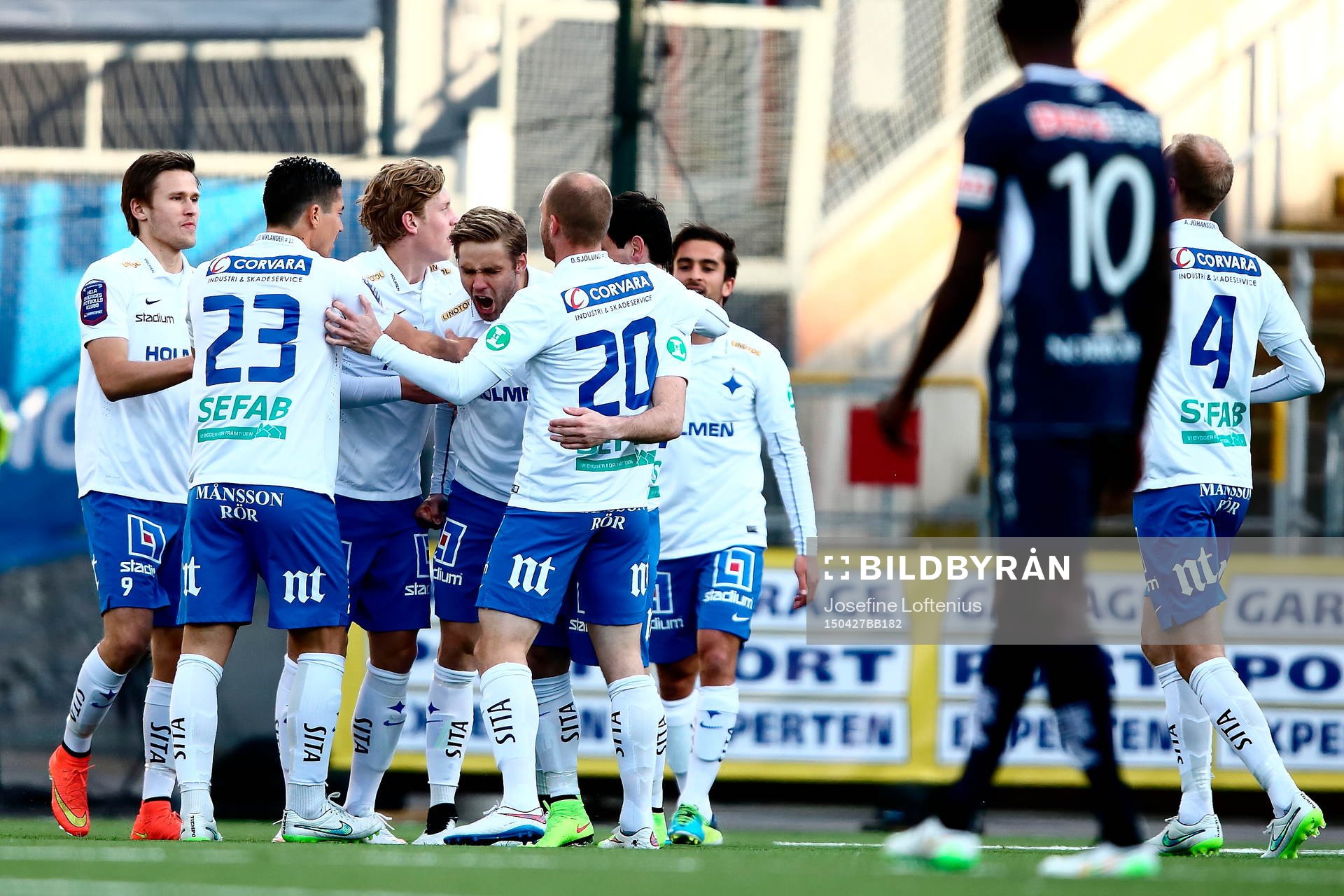 Norrköpings Christoffer Nyman jublar med sina medspelare
