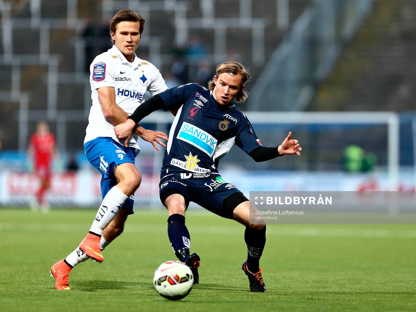 Norrköpings Arnór Ingvi Traustason och Gefles Christoffer Aspgren under fotbollsmatchen i Allsvenskan mellan Norrköping och Gefle den 27 april 2015 i Norrköping.