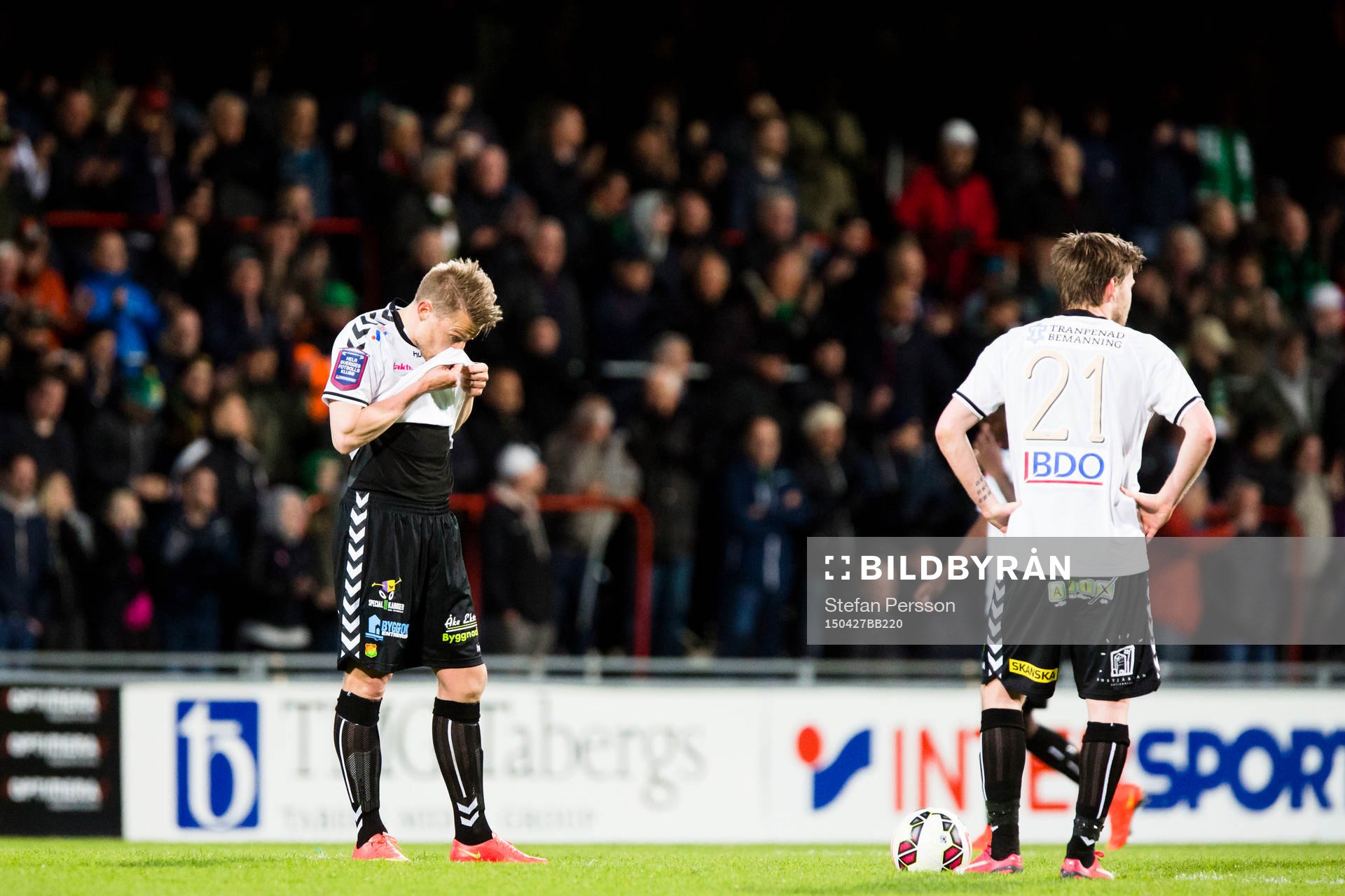 Gais Patrik Ingelsten och Johan Lundgren ser deppiga ut
