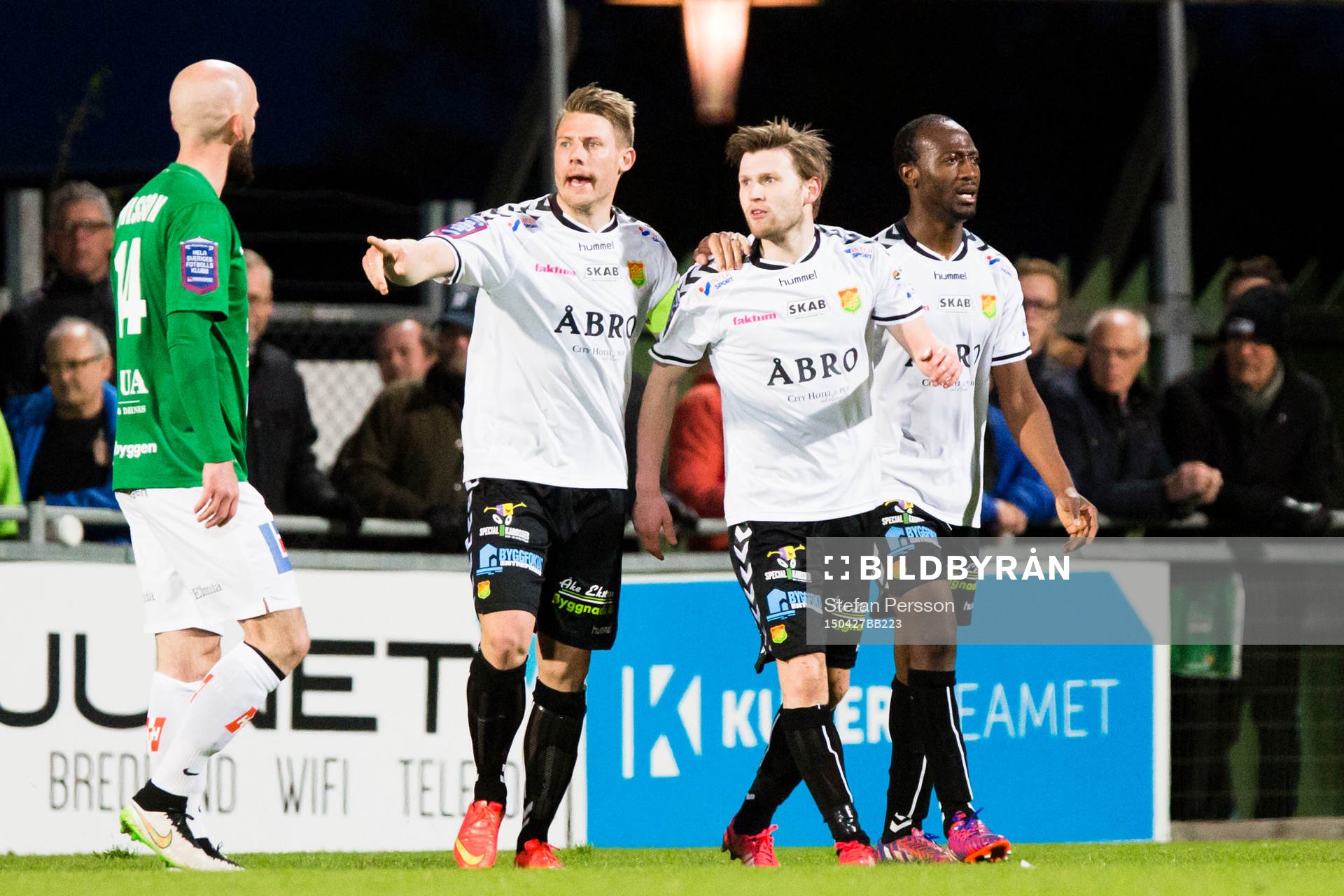 Gais Patrik Ingelsten och Reuben Ayarna (h) leder ut Johan