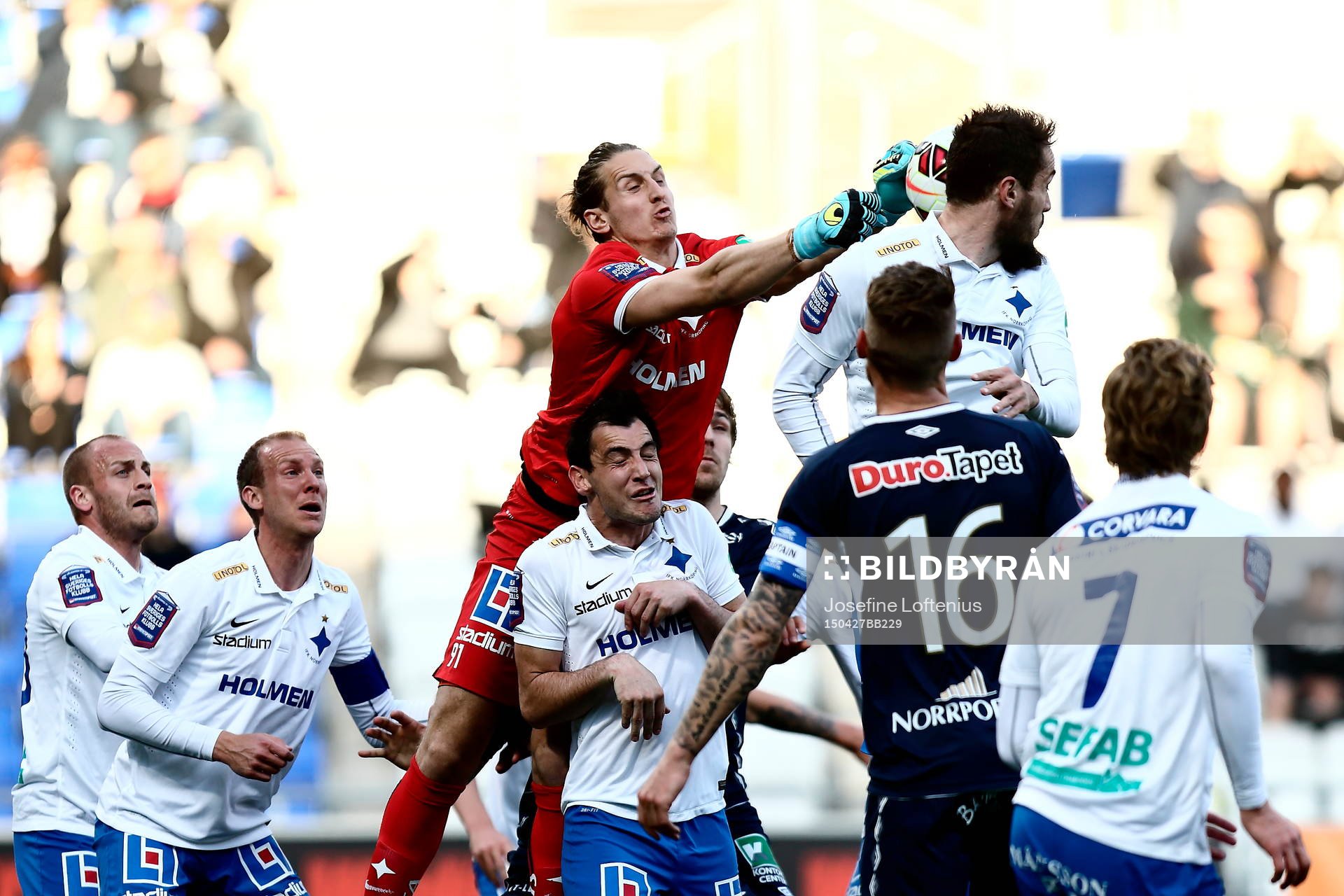 Norrköpings målvakt David Mitov Nilsson gör en räddning under fotbollsmatchen i Allsvenskan mellan Norrköping och Gefle den 27 april 2015 i Norrköping.
