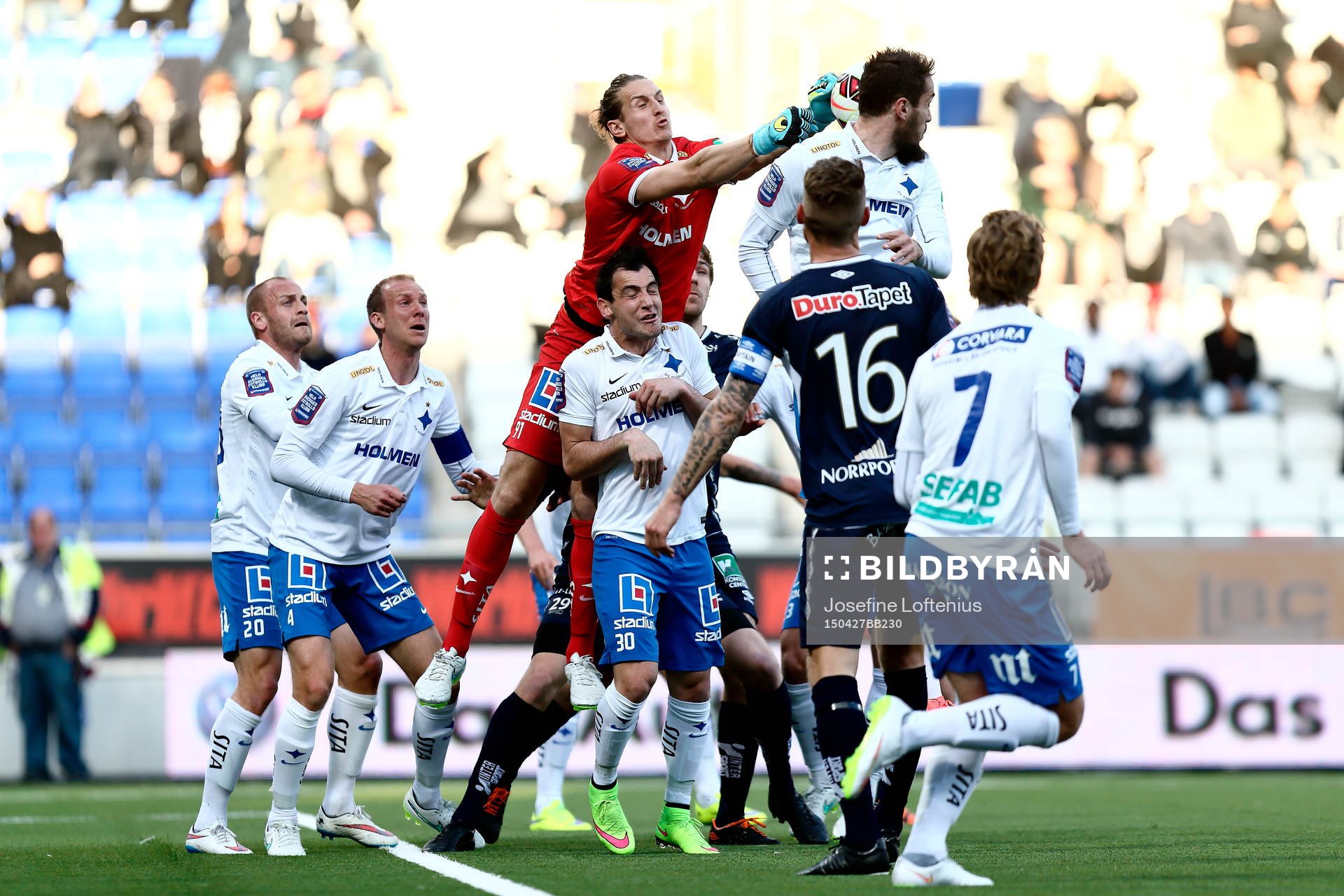 Norrköpings målvakt David Mitov Nilsson gör en räddning