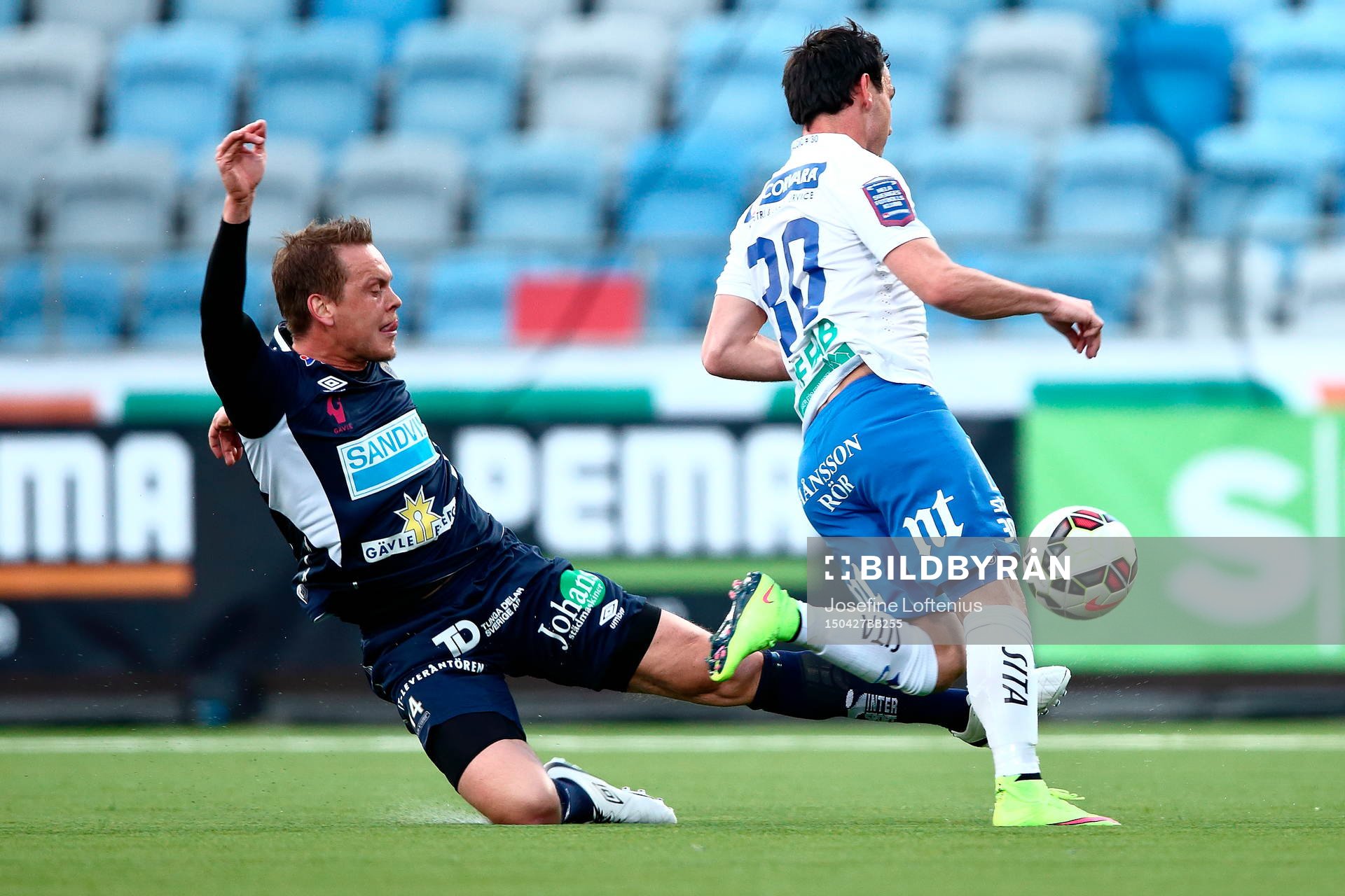 Gefles Jens Portin och Norrköpings Nikola Tkalcic i närkamp under fotbollsmatchen i Allsvenskan mellan Norrköping och Gefle den 27 april 2015 i Norrköping.