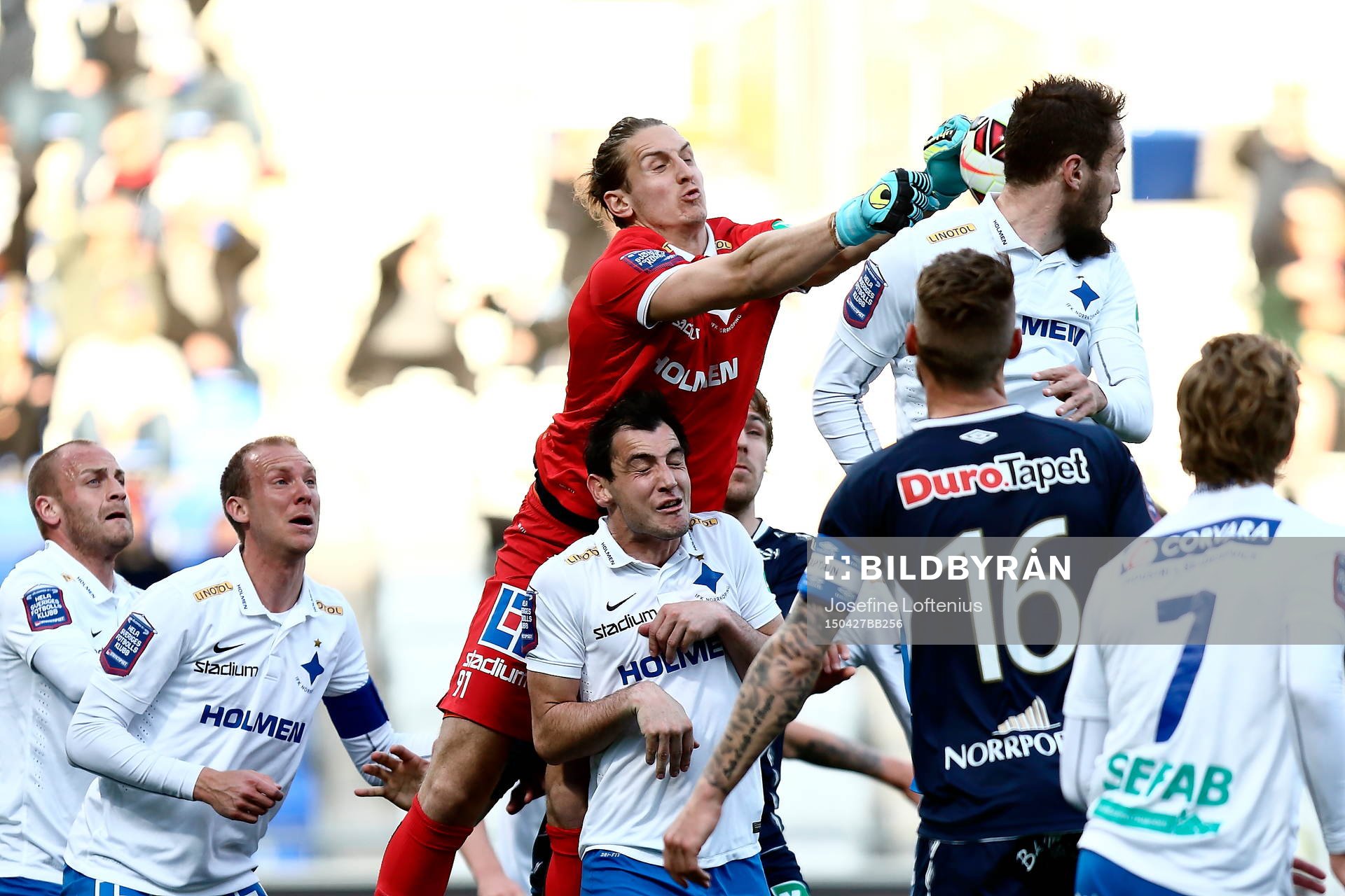 Norrköpings målvakt David Mitov Nilsson gör en räddning under fotbollsmatchen i Allsvenskan mellan Norrköping och Gefle den 27 april 2015 i Norrköping.