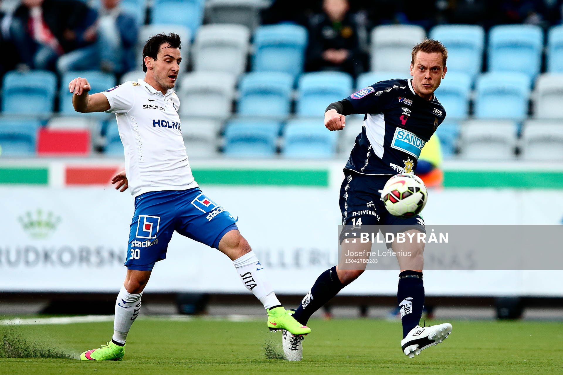 Norrköpings Nikola Tkalcic och Gefles Jens Portin under fotbollsmatchen i Allsvenskan mellan Norrköping och Gefle den 27 april 2015 i Norrköping.