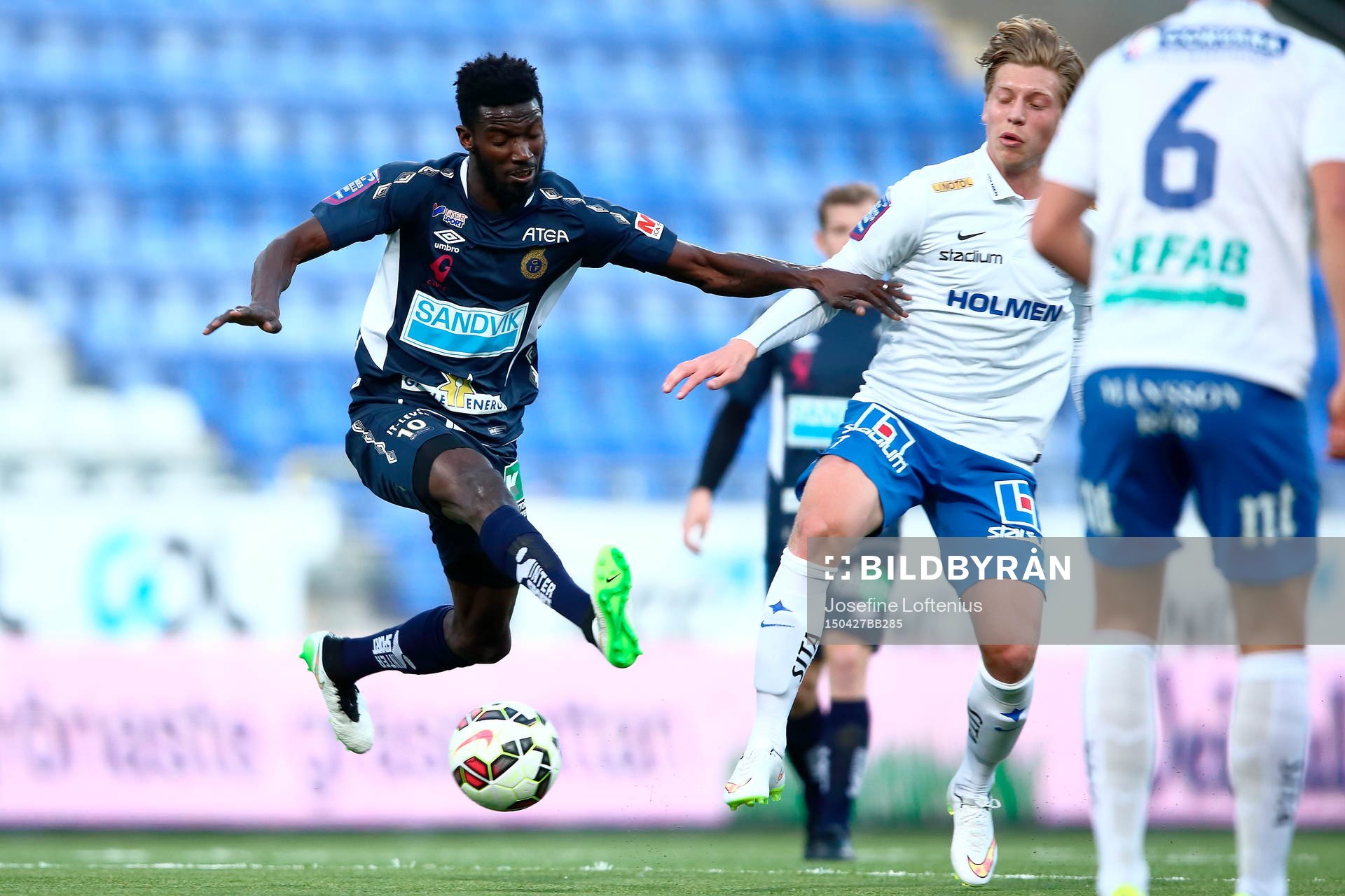 Gefles Dioh Williams och Norrköpings Alexander Fransson under fotbollsmatchen i Allsvenskan mellan Norrköping och Gefle den 27 april 2015 i Norrköping.