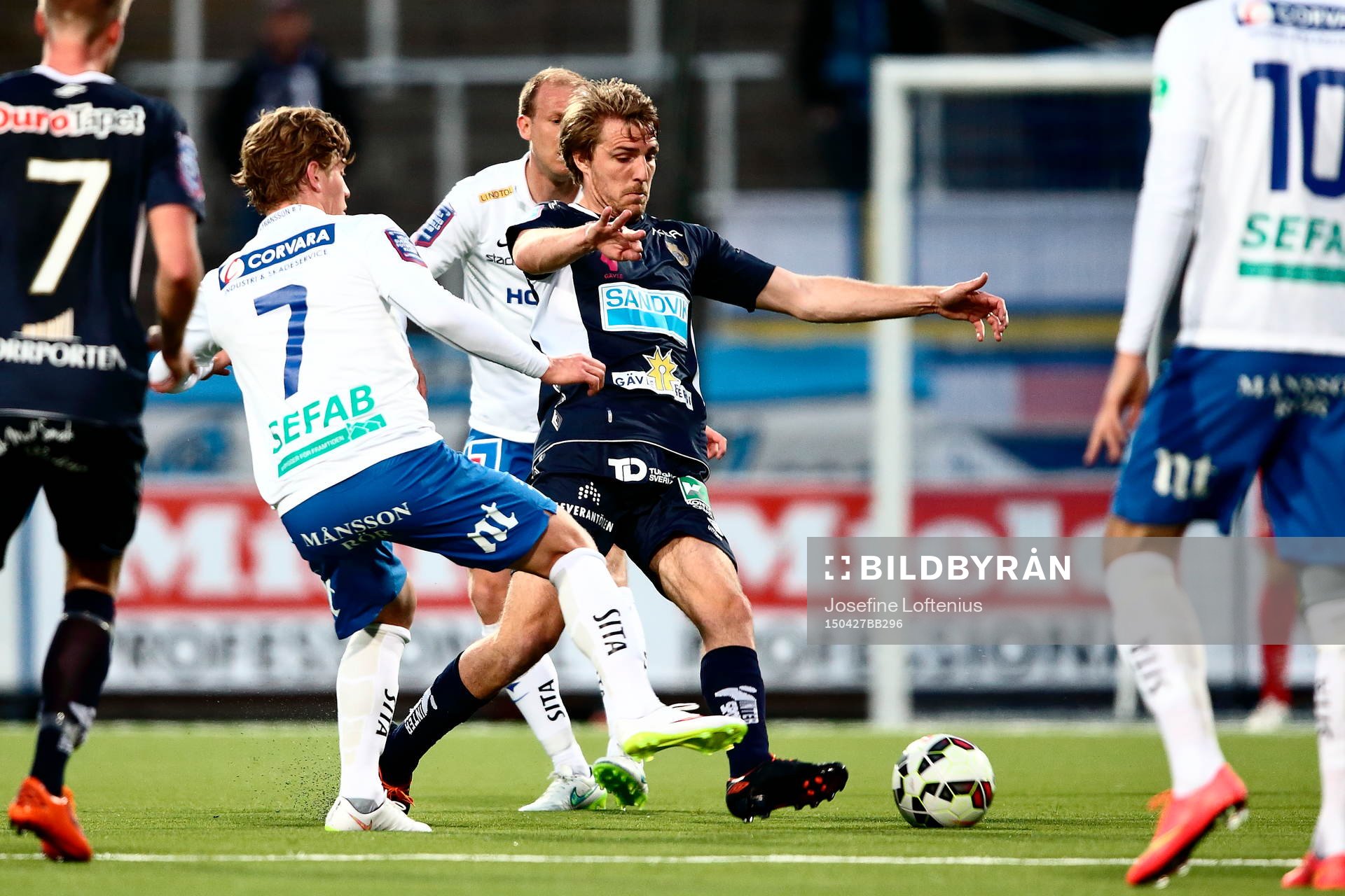 Gefles Johan Oremo i närkamp med Norrköpings Alexander Fransson under fotbollsmatchen i Allsvenskan mellan Norrköping och Gefle den 27 april 2015 i Norrköping.