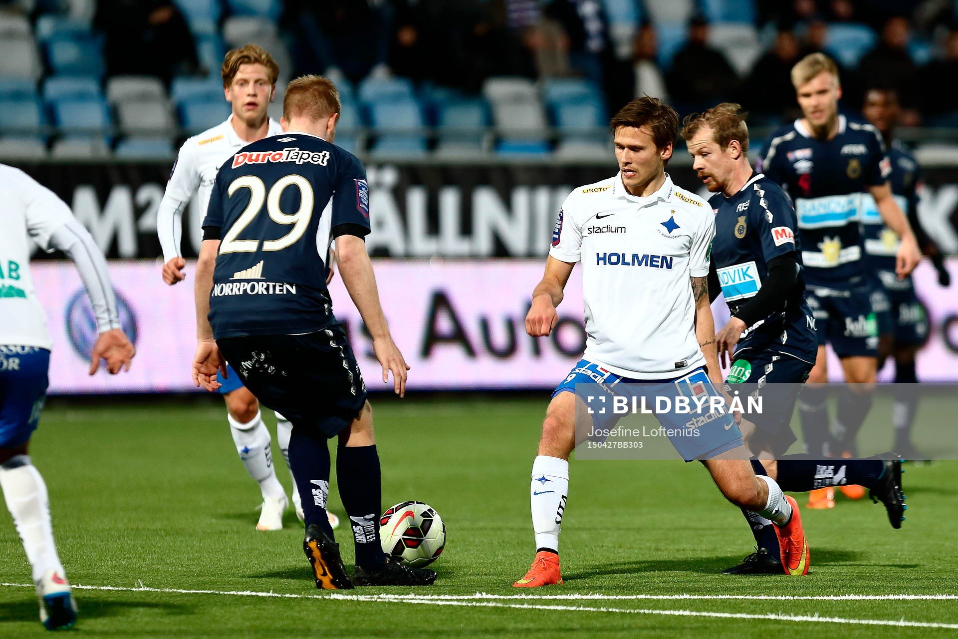 Norrköpings Arnór Ingvi Traustason stoppas av Gefles Martin Rauschenberg under fotbollsmatchen i Allsvenskan mellan Norrköping och Gefle den 27 april 2015 i Norrköping.