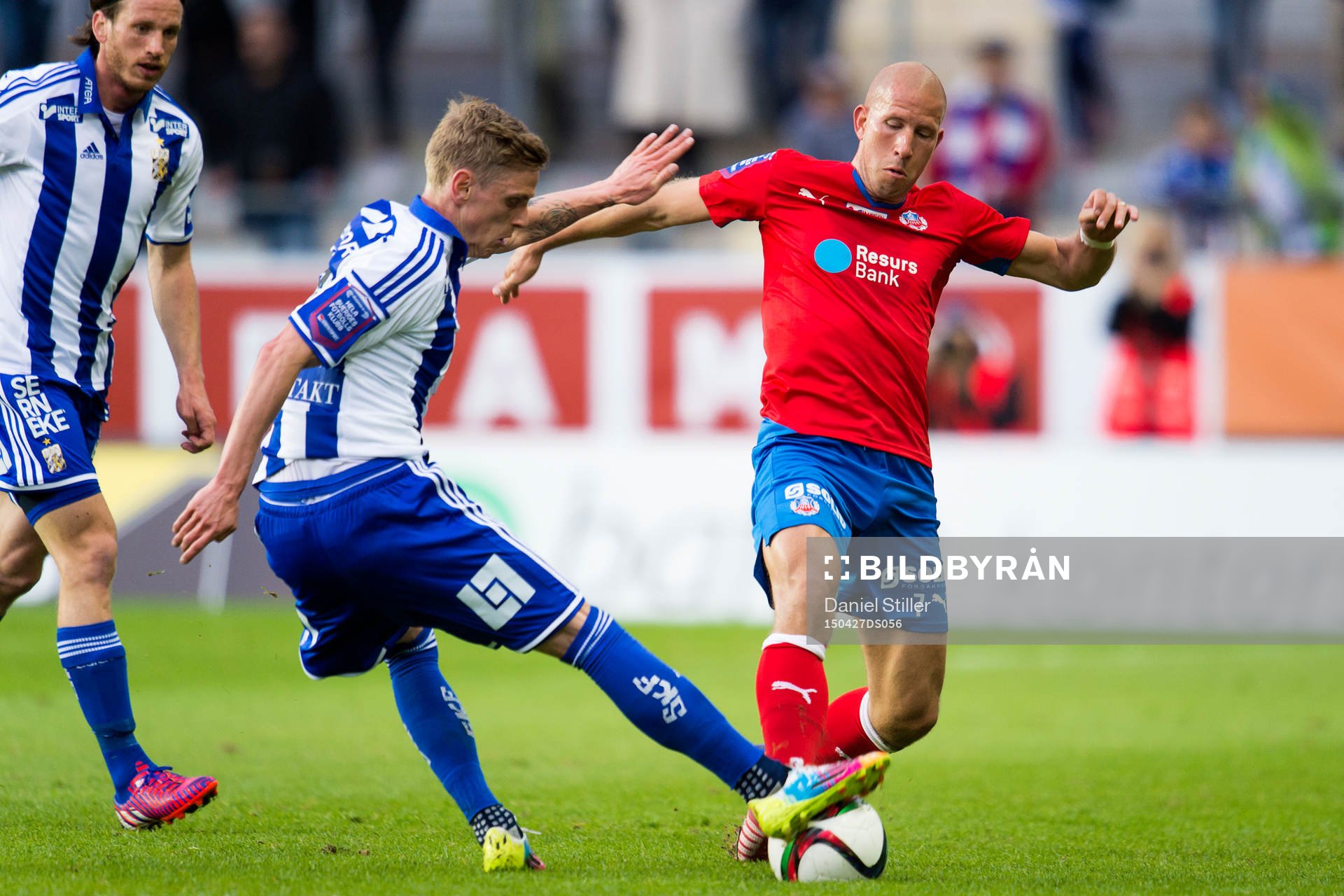 Helsingborgs Mattias Lindström i kamp med IFK Göteborgs Sören Rieks under fotbollsmatchen i Allsvenskan mellan IFK Göteborg och Helsingborg den 27 april 2015 i Göteborg.