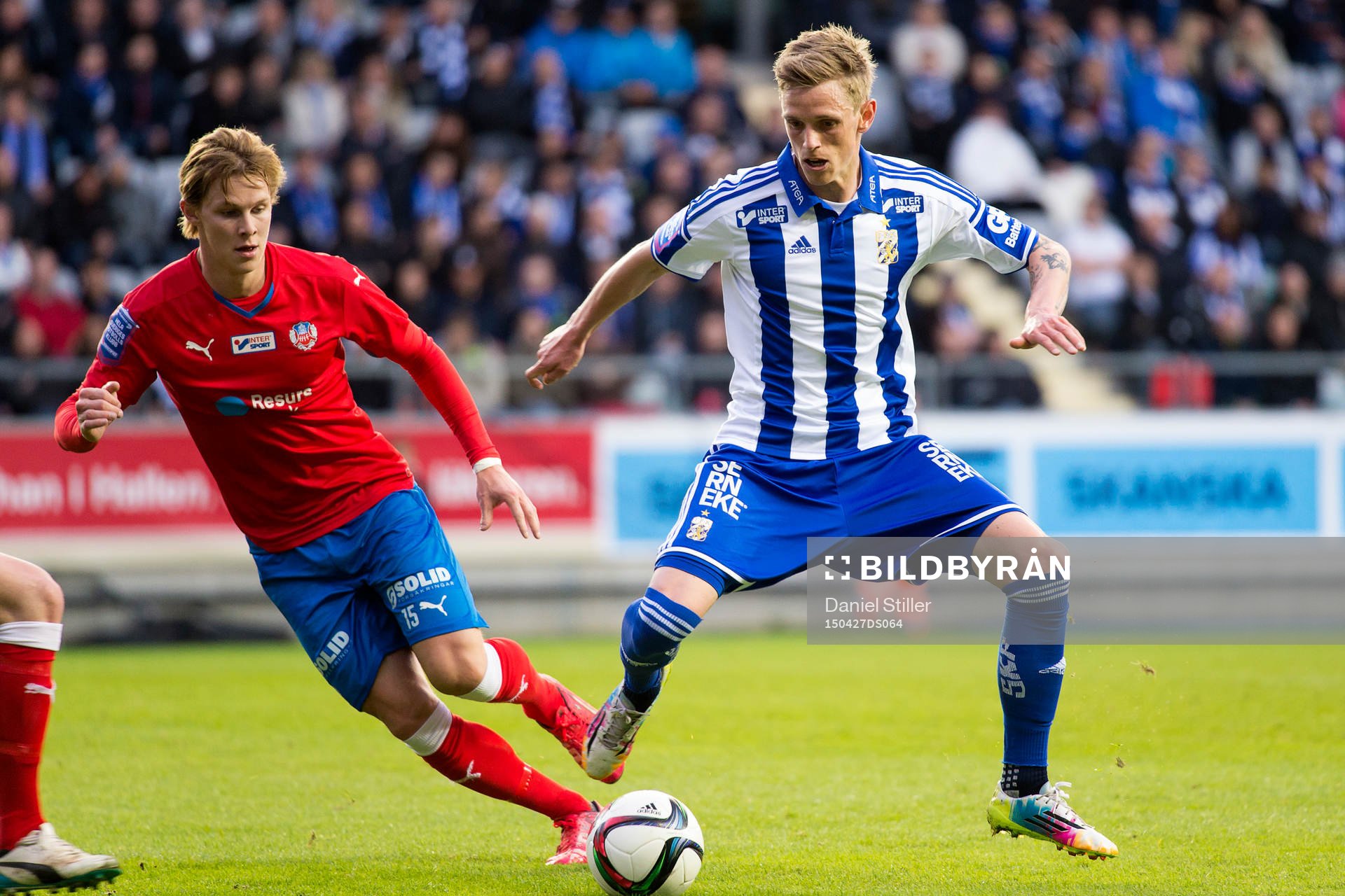 IFK Göteborgs Sören Rieks håller undan för Helsingborgs