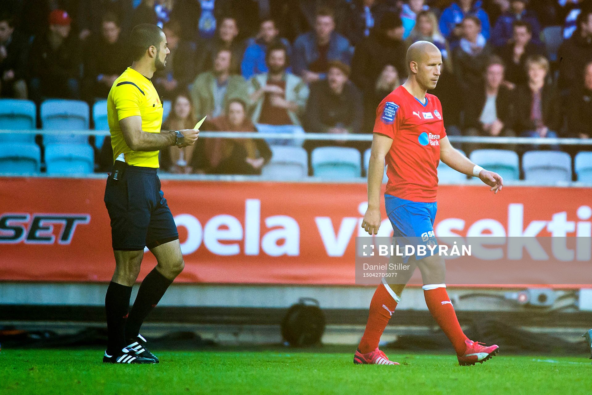 Domaren ger Helsingborgs Mattias Lindström gult kort