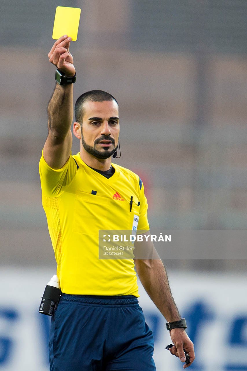 Domare Mohammed Al-Hakim visar gult kort