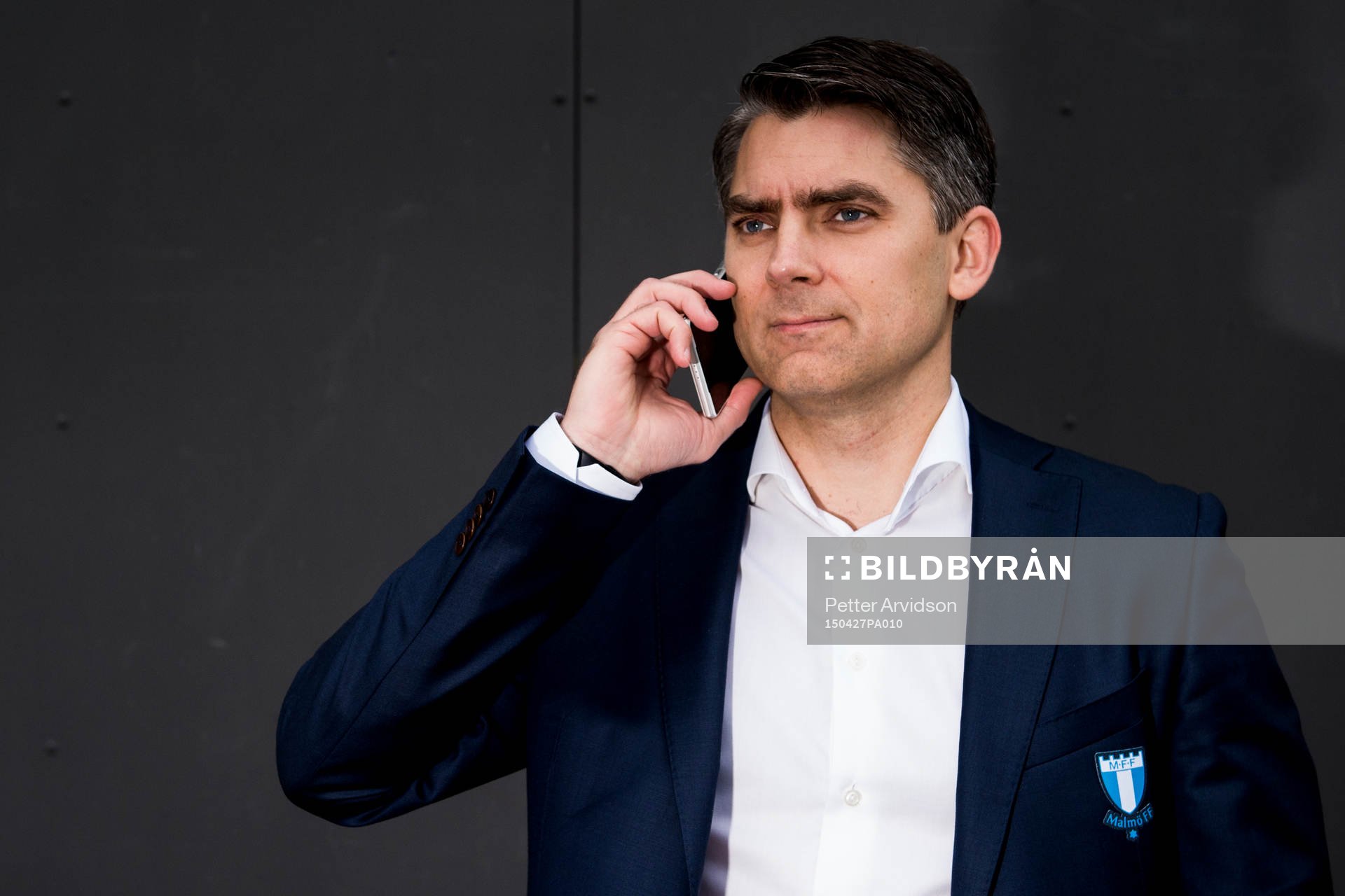 Malmö FFs VD Niclas Carlnén pratar i telefon