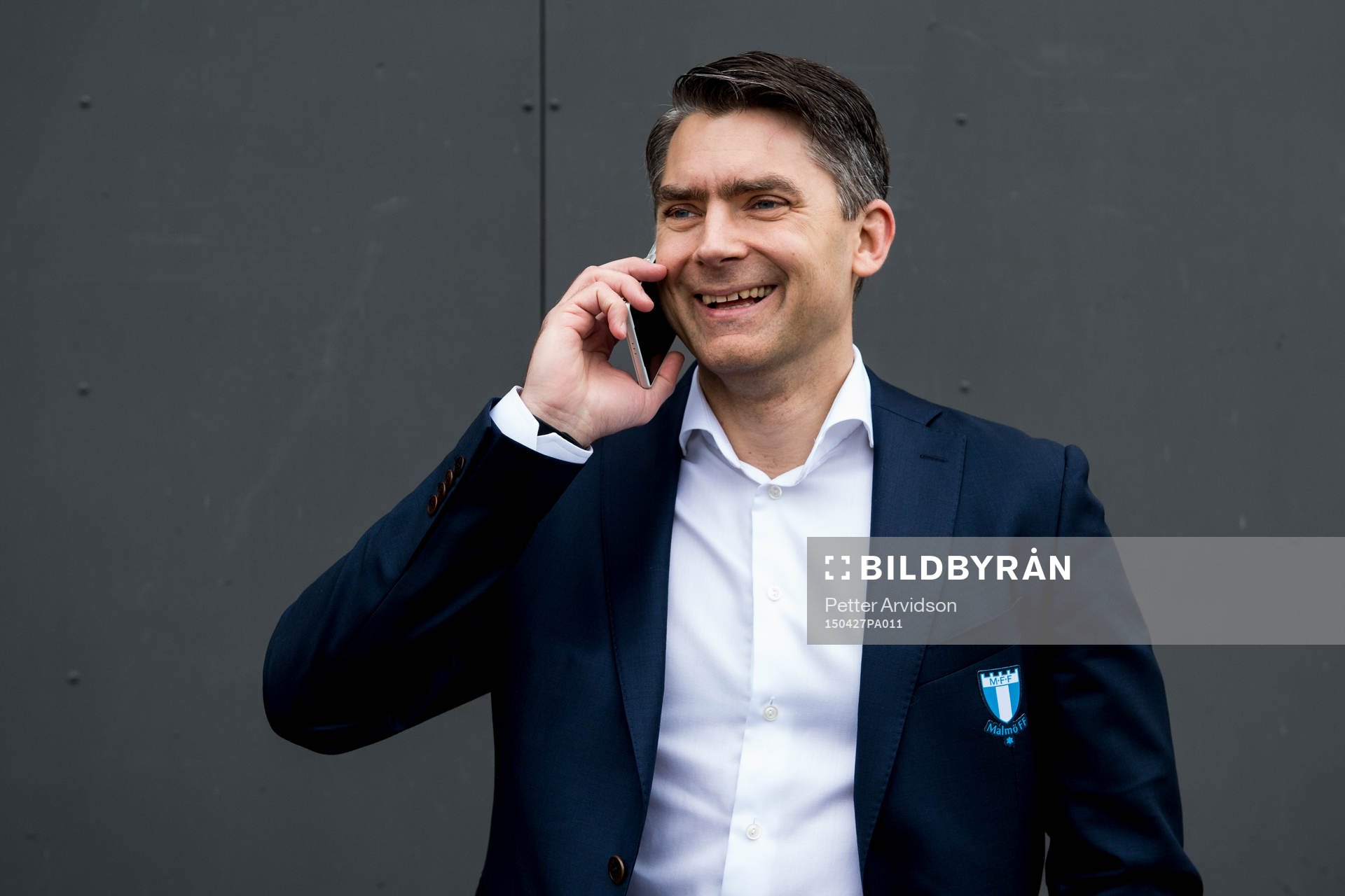 Malmö FFs VD Niclas Carlnén skrattar när han pratar i