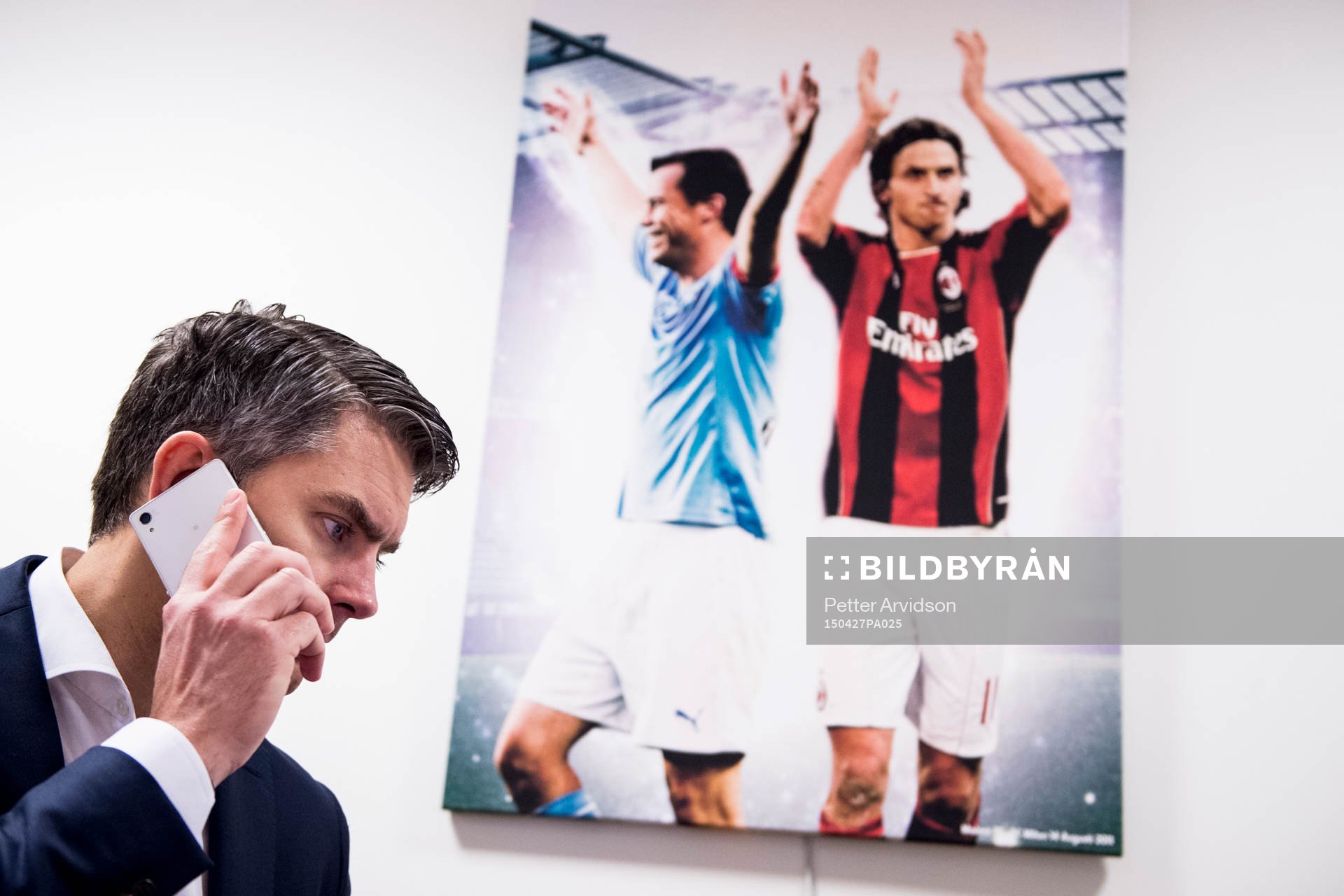 Malmö FFs VD Niclas Carlnén pratar i telefon på sitt
