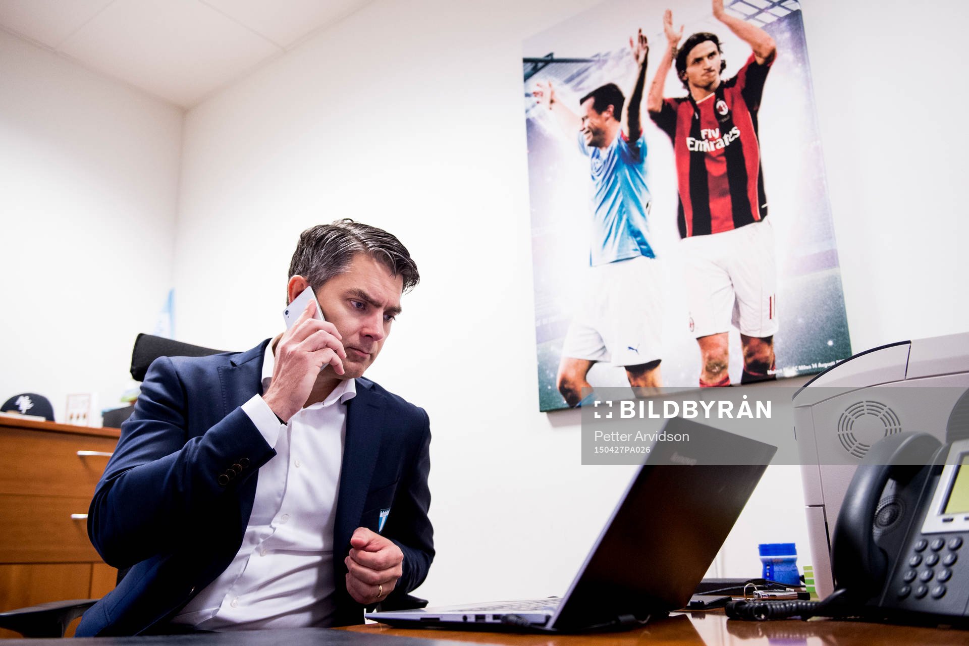 Malmö FFs VD Niclas Carlnén pratar i telefon på sitt