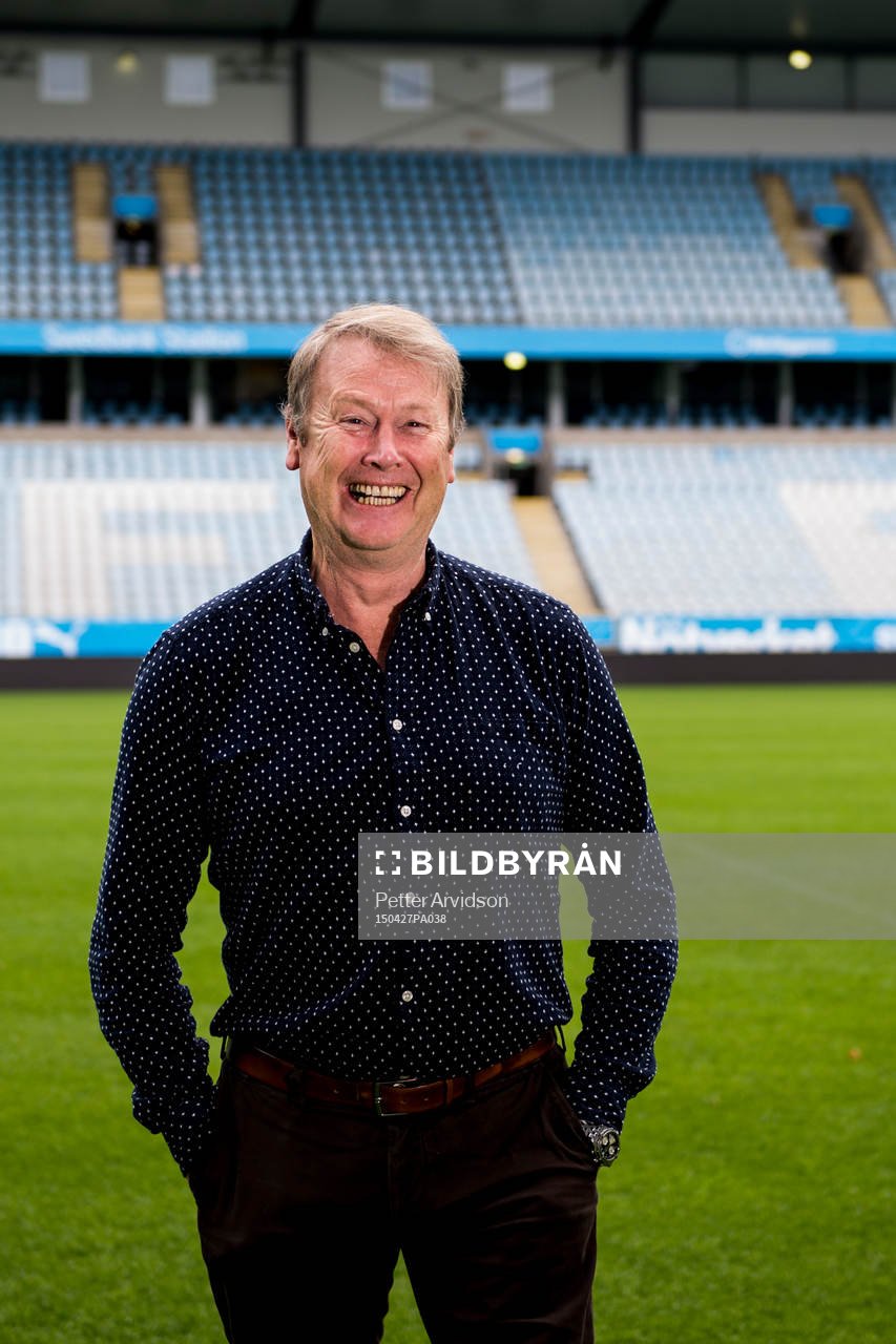 Malmö FFs tränare Åge Hareide skrattar när han
