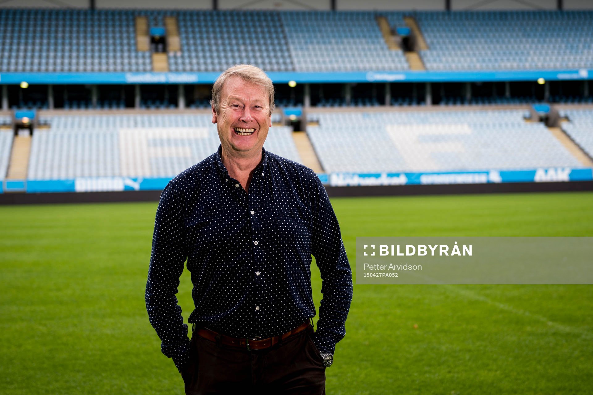 Malmö FFs tränare Åge Hareide skrattar när han