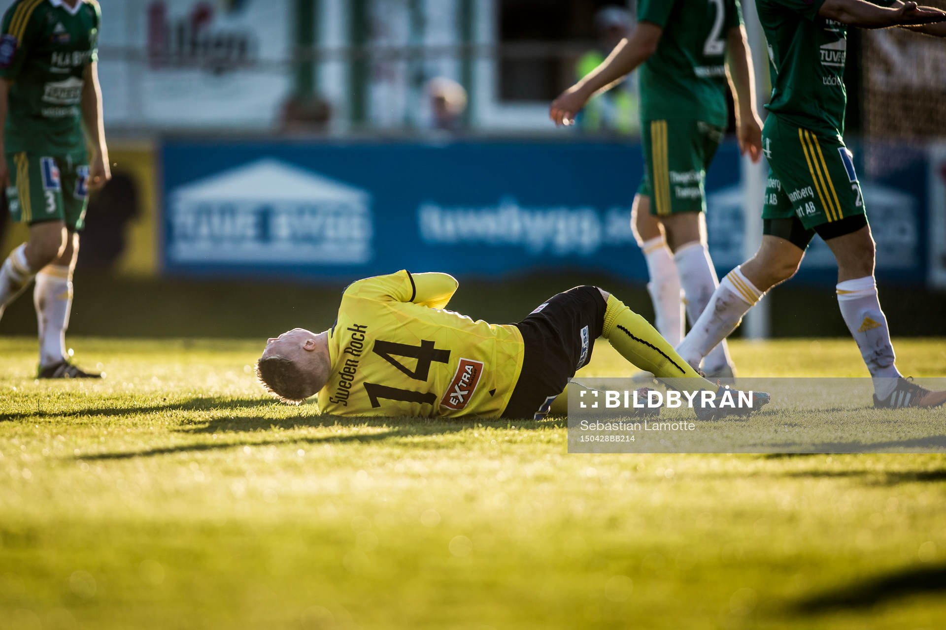 Mjällbys Mattias Håkansson liggande