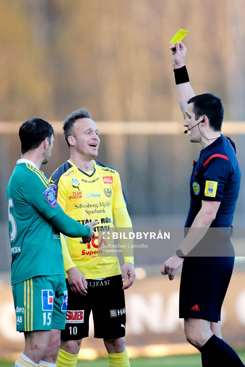 Mjällbys Marcus Ekenberg får gult kort