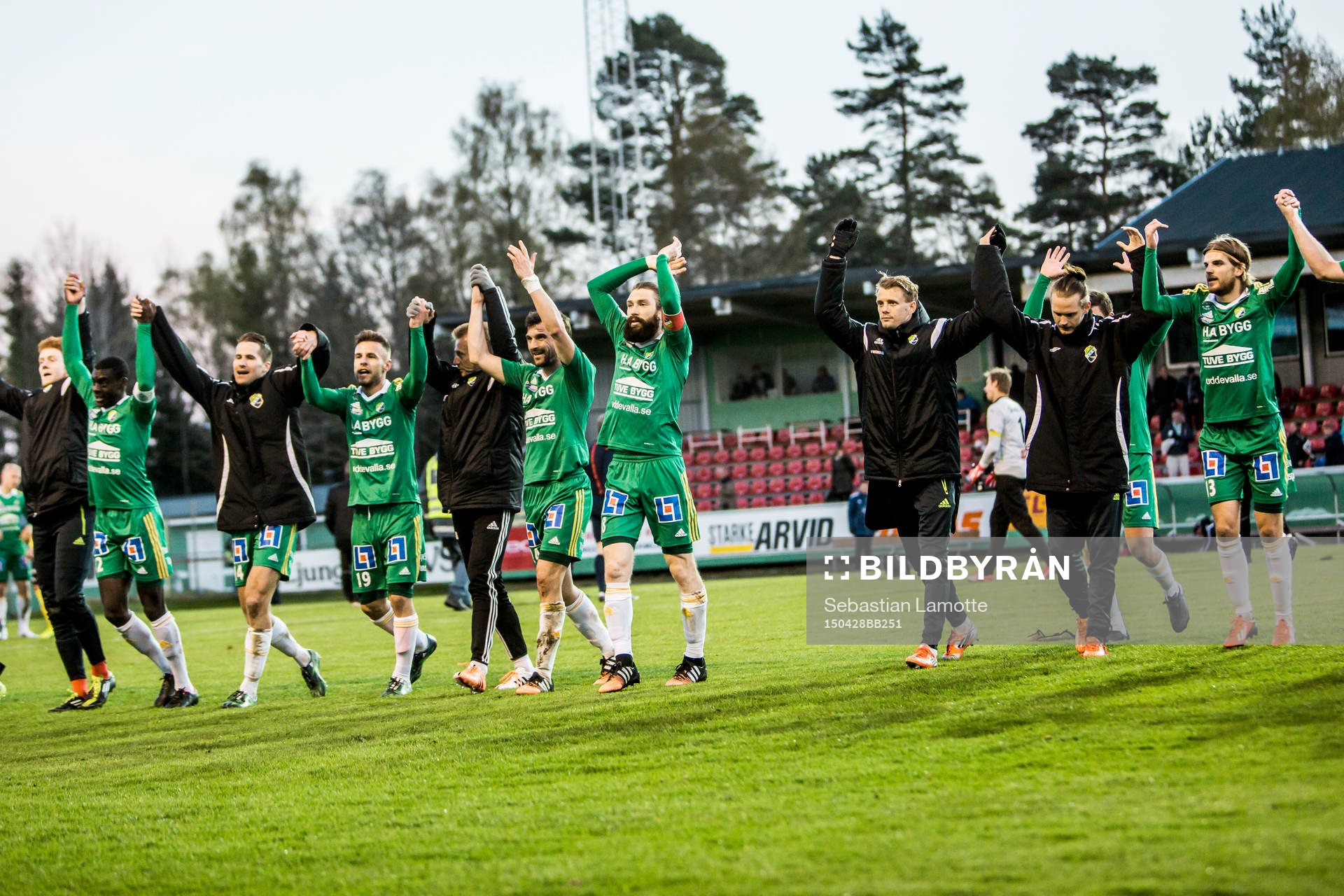 Ljungskiles spelare tackar publiken