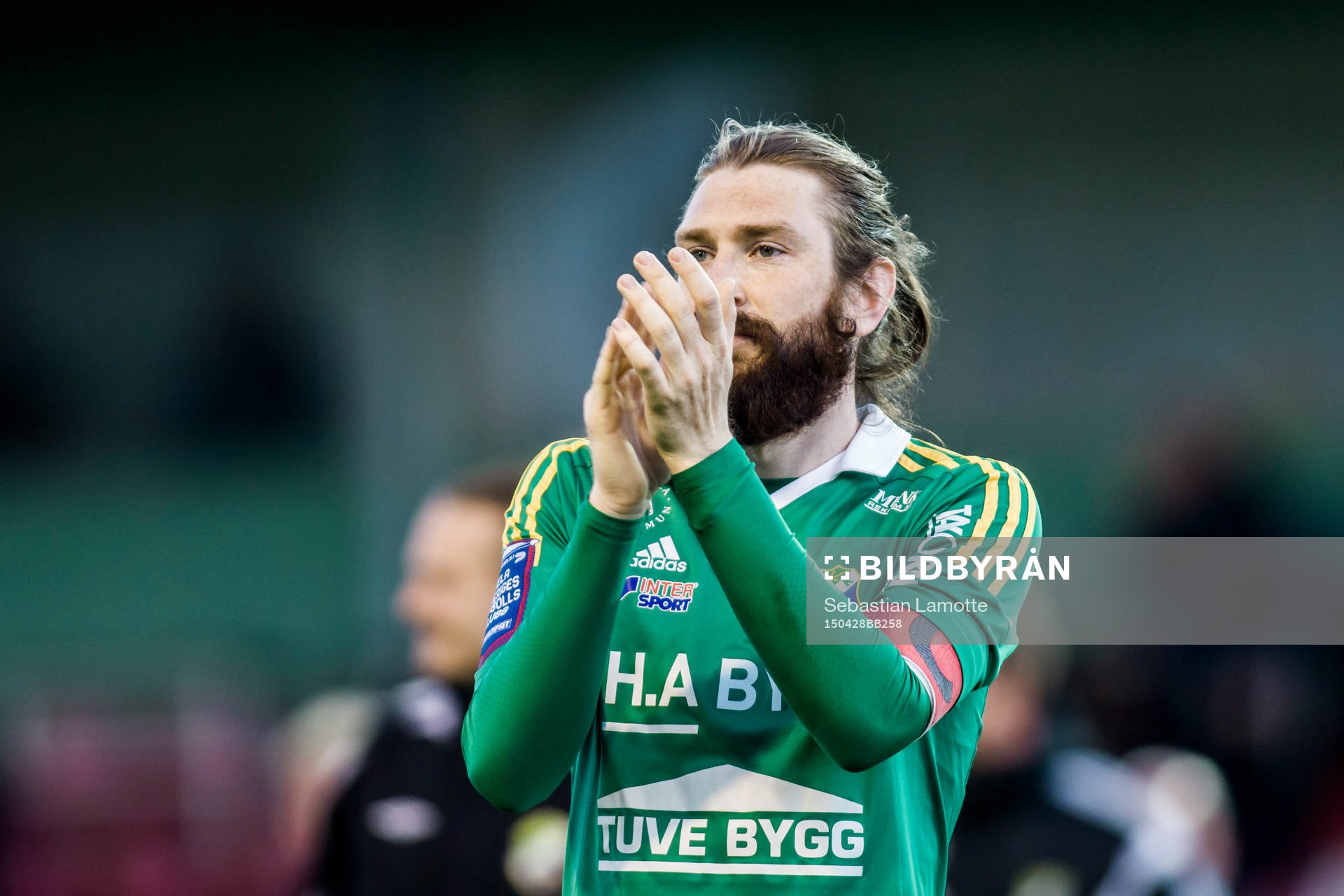 Ljungskiles Marcus Gustafsson tackar publiken