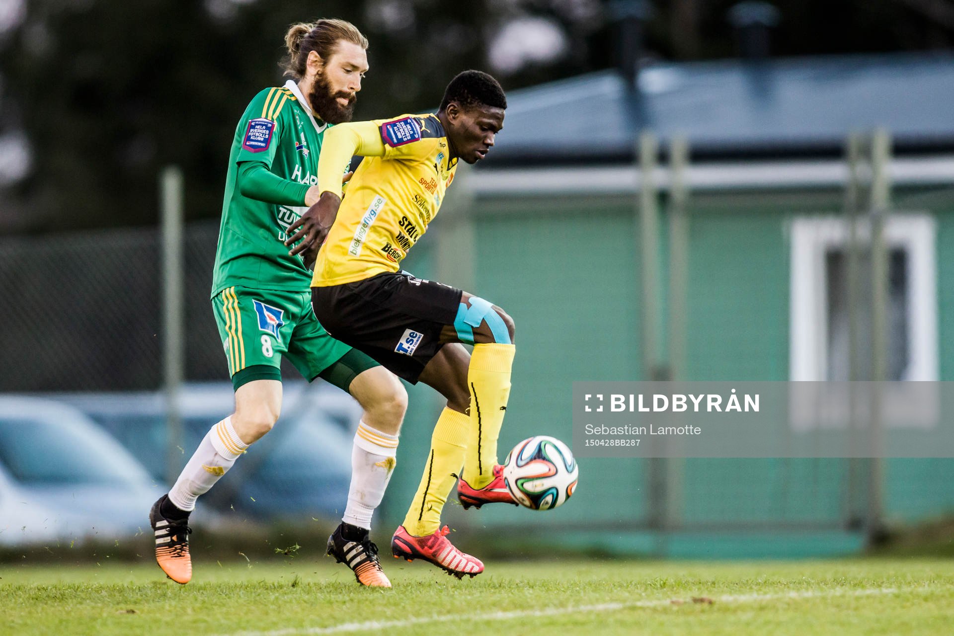 Ljungskiles Marcus Gustafsson och Mjällbys Kwame Bonsu