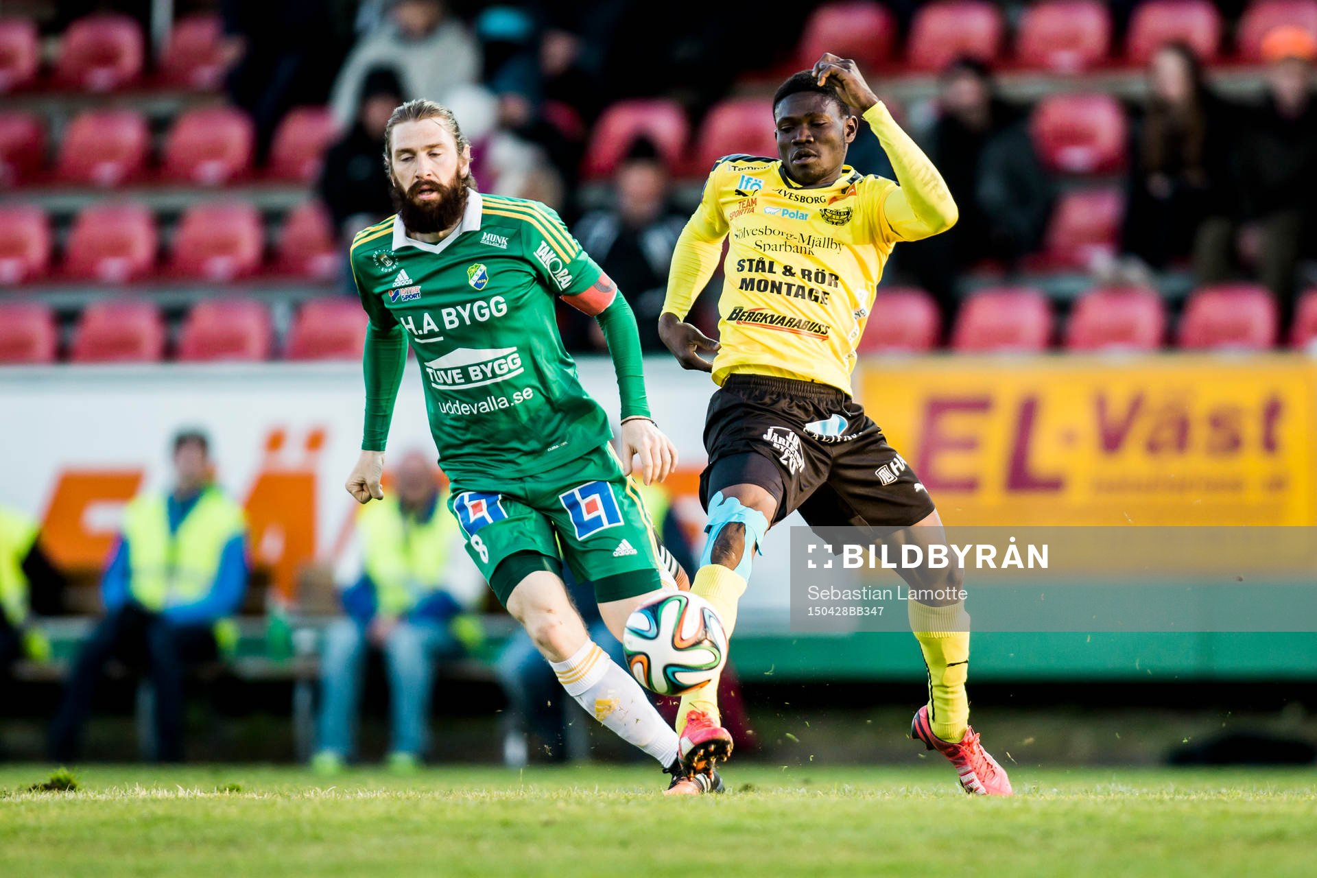Mjällbys Kwame Bonsu med bollen före Ljungskiles Marcus