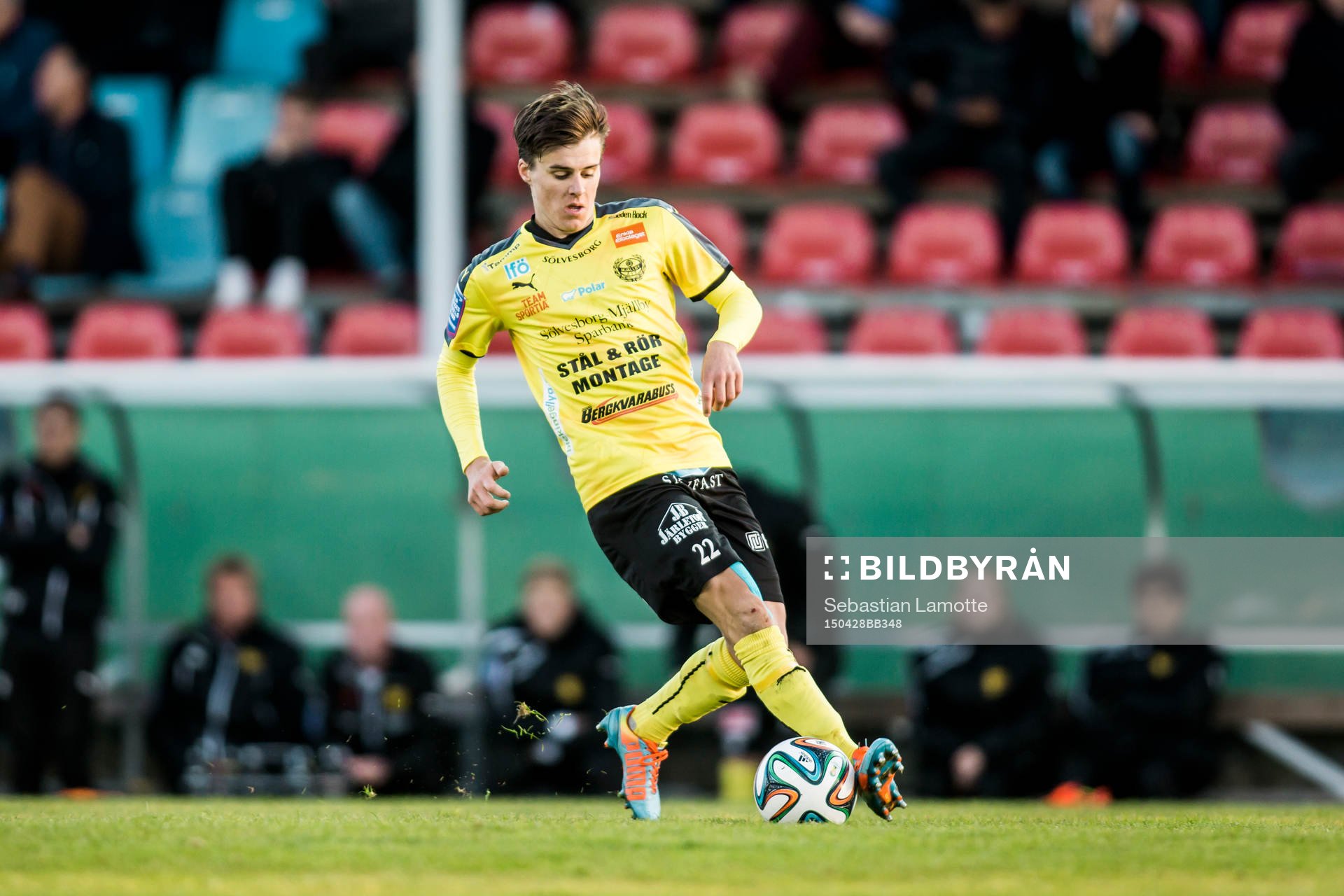 Mjällbys Jesper Gustavsson under fotbollsmatchen i Superettan mellan Ljungskile och Mjällby den 28 april 2015 i Ljungskile.