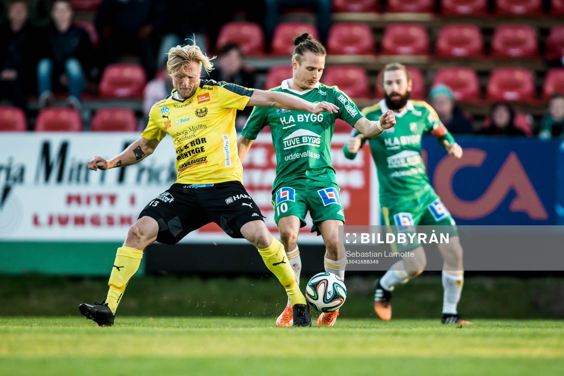 Ljungskiles Jonas Lindberg med bollen före Mjällbys Robin