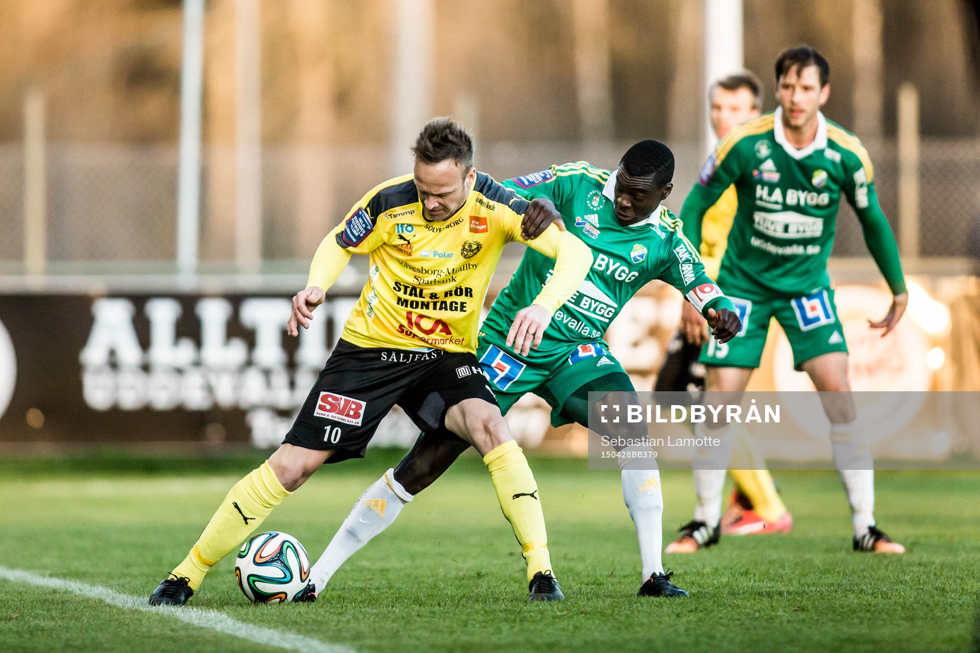 Mjällbys Marcus Ekenberg före Ljungskiles Ken Sema