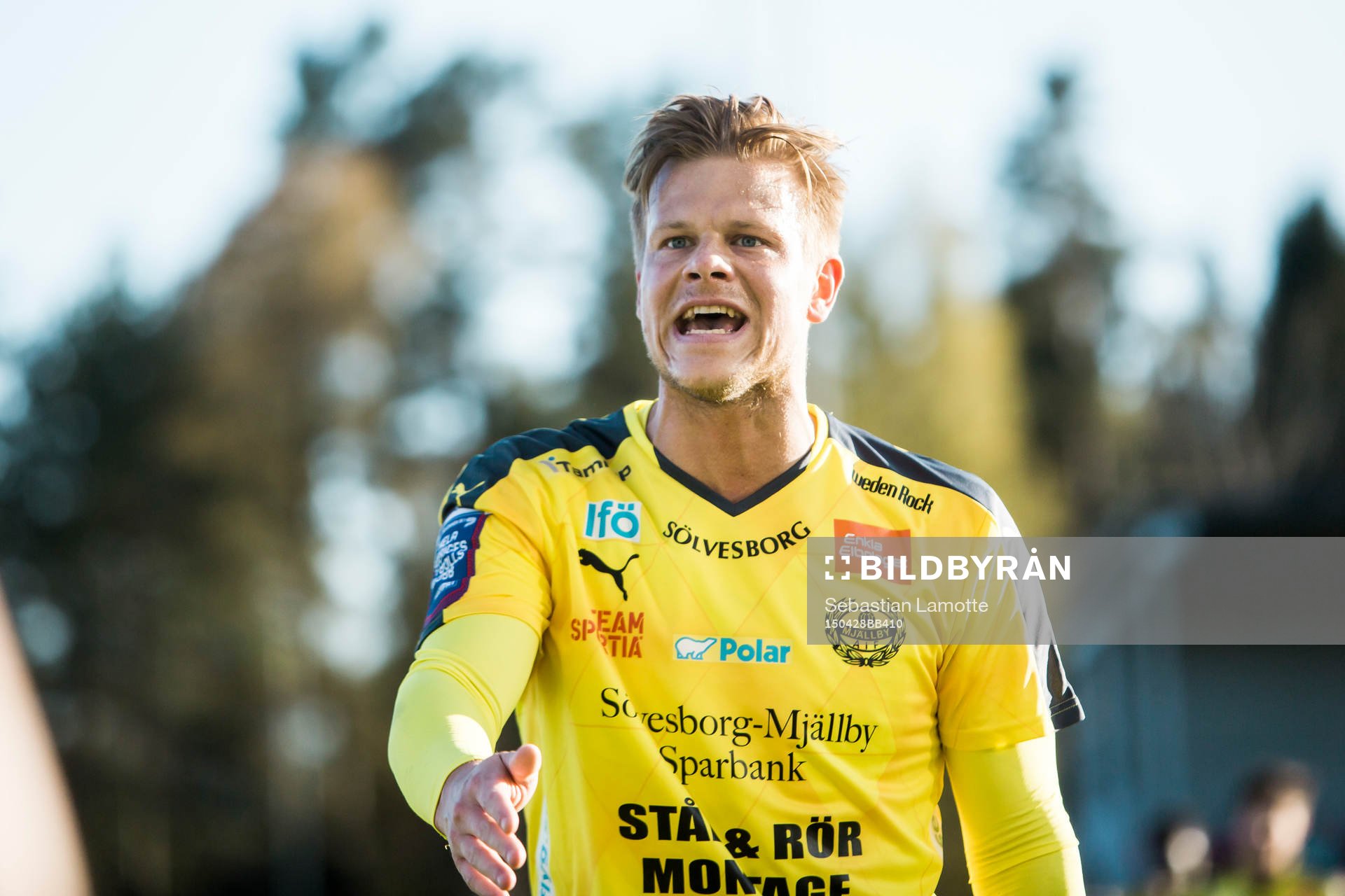 Mjällbys David Löfqvist reagerar på ett domslut