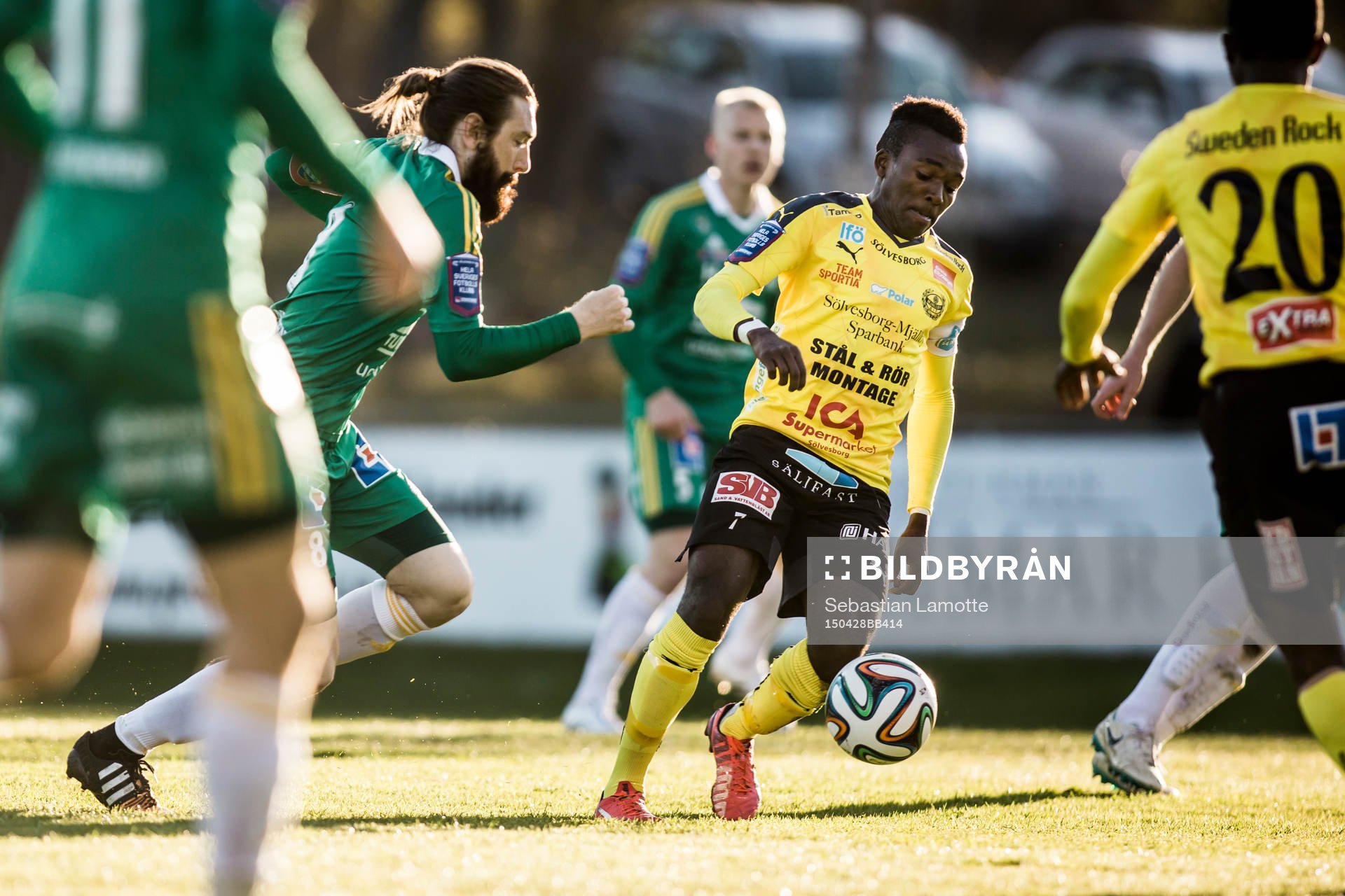 Mjällbys Lumala Abdu med boll före Ljungskiles Marcus