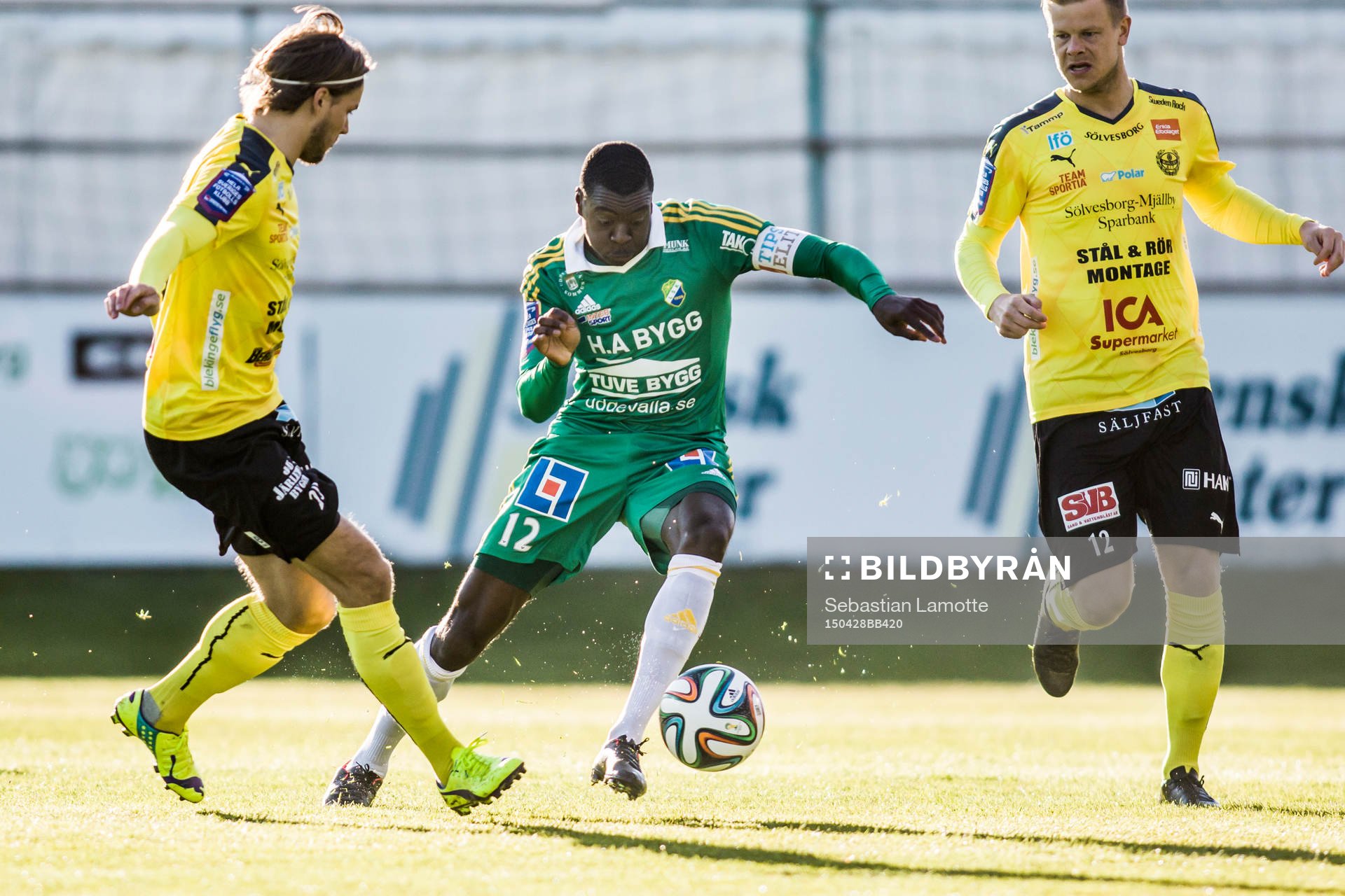 Ljungskiles Ken Sema med bollen